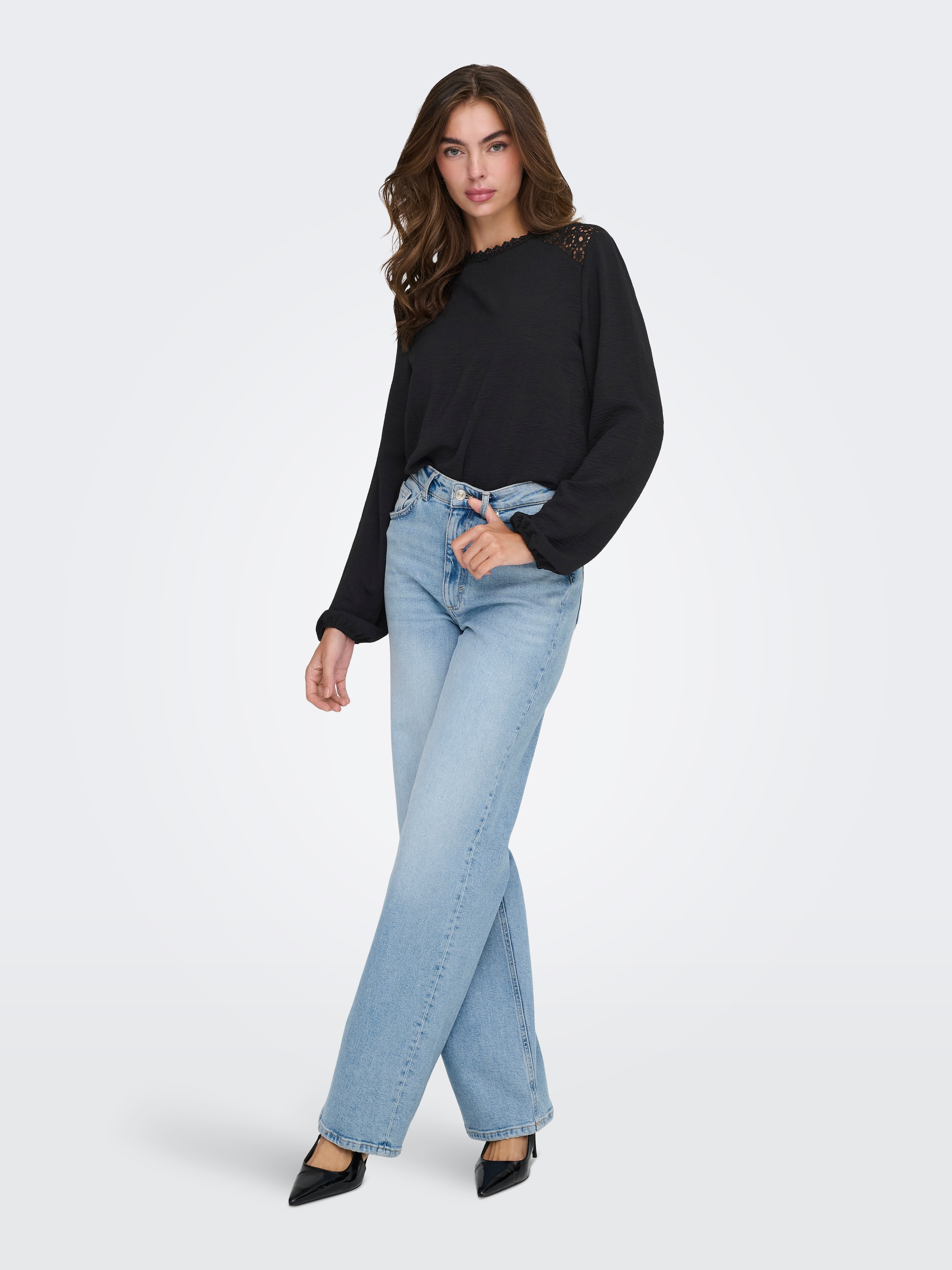 ONLY Shirtbluse »ONLKATCHA LIFE LS O-NECK LACE TOP CS WVN« Kunstfaser, regular fit, mit Spitzen Detail