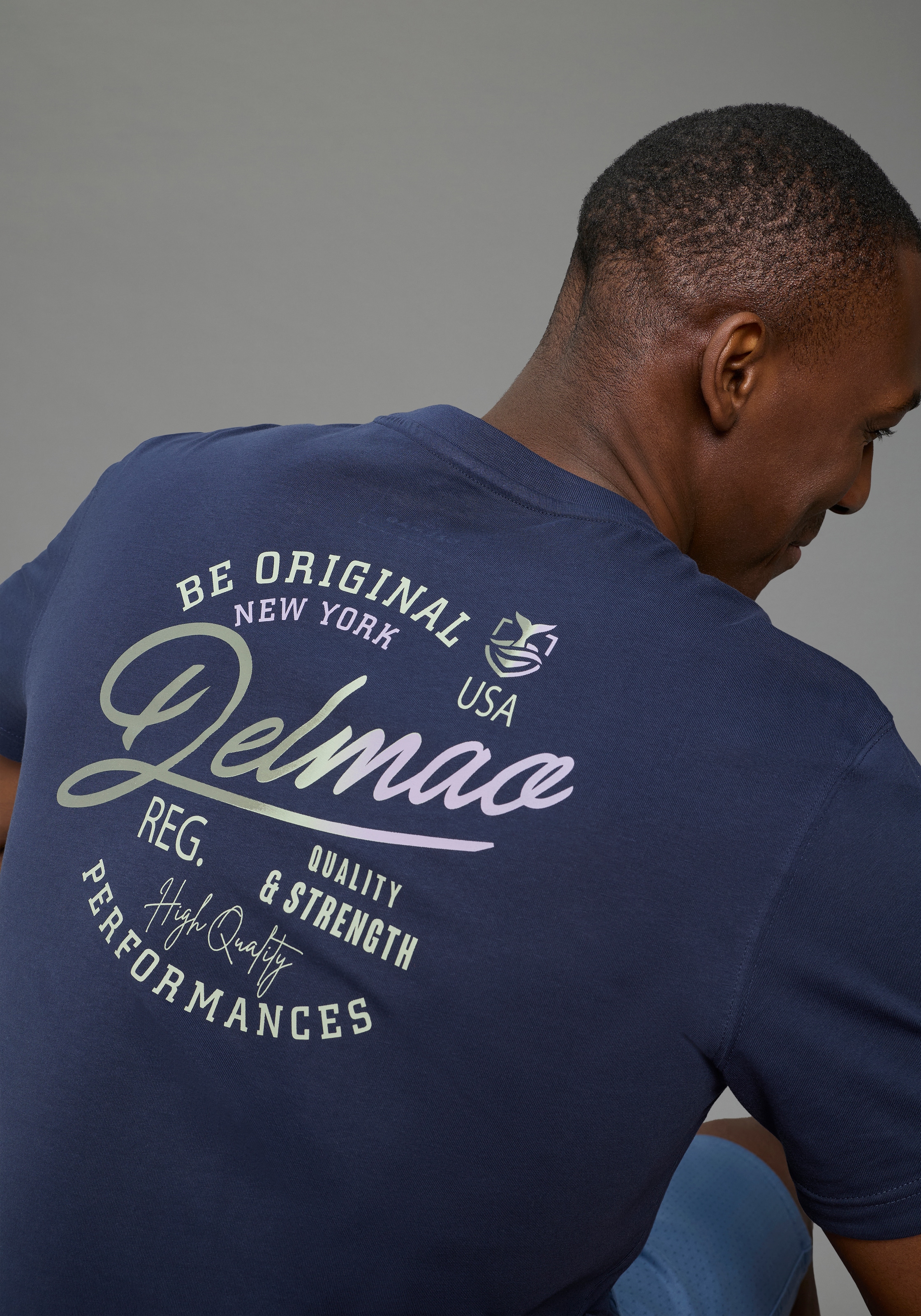 DELMAO Shirt à col rond »Neue Kollektion!« casual Stil, Kurzarm, normale Passform, mit Print-Applikation