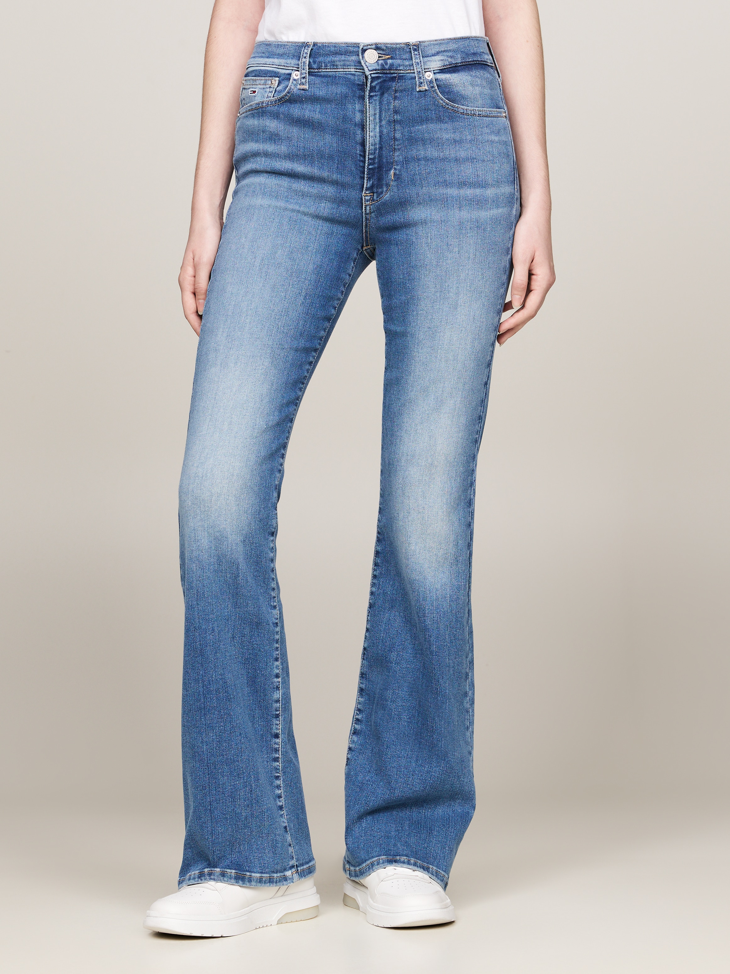 Tommy Jeans Schlagjeans »Tommy Jeans SYLVIA - High waist - Flared Denim Jeans«, mit Logostickereien und Nieten