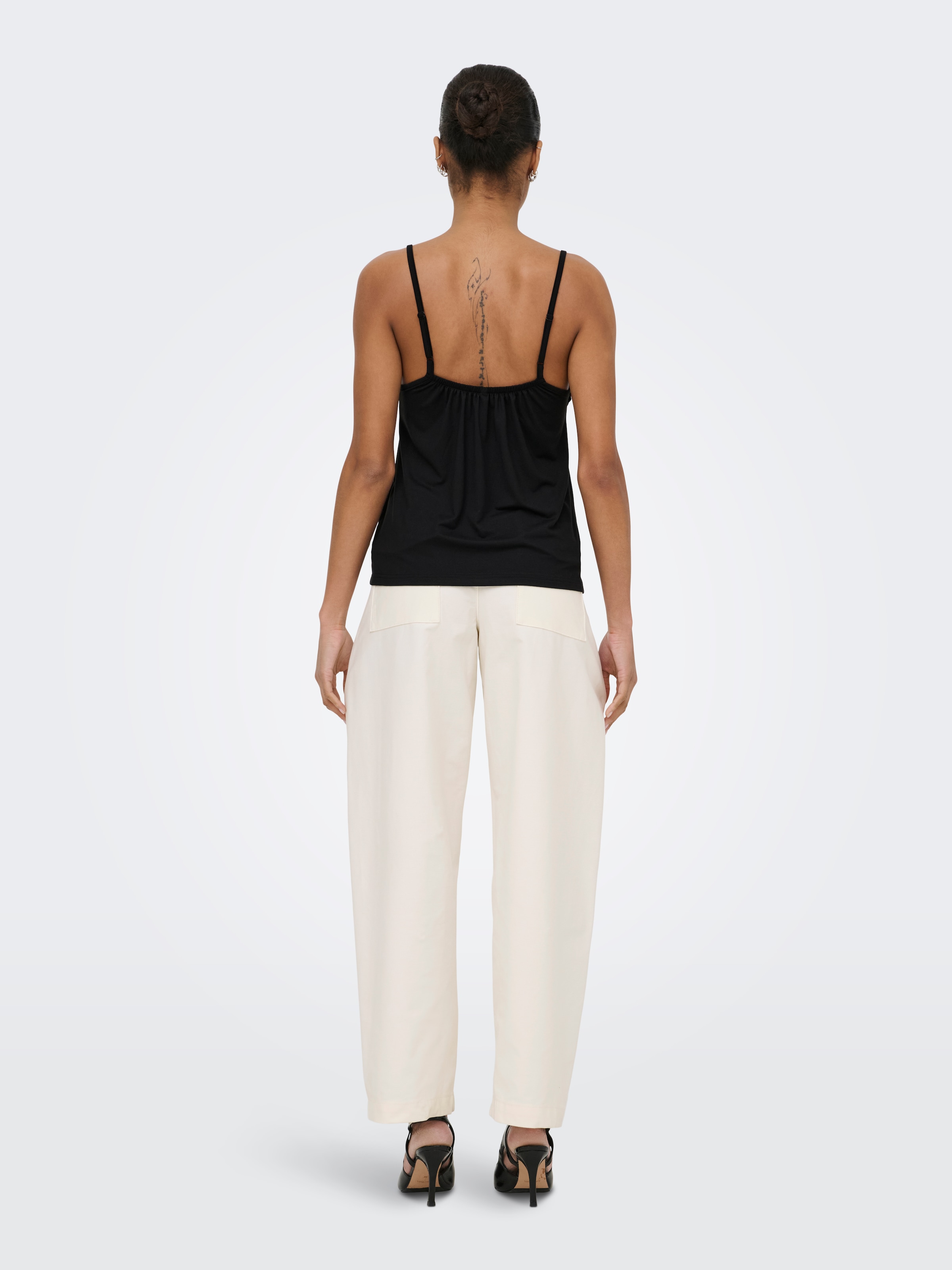ONLY Top en dentelle »ONLBETINA S/L V-NECK LACE TOP CS JRS« fibre synthétique, coupe régulière