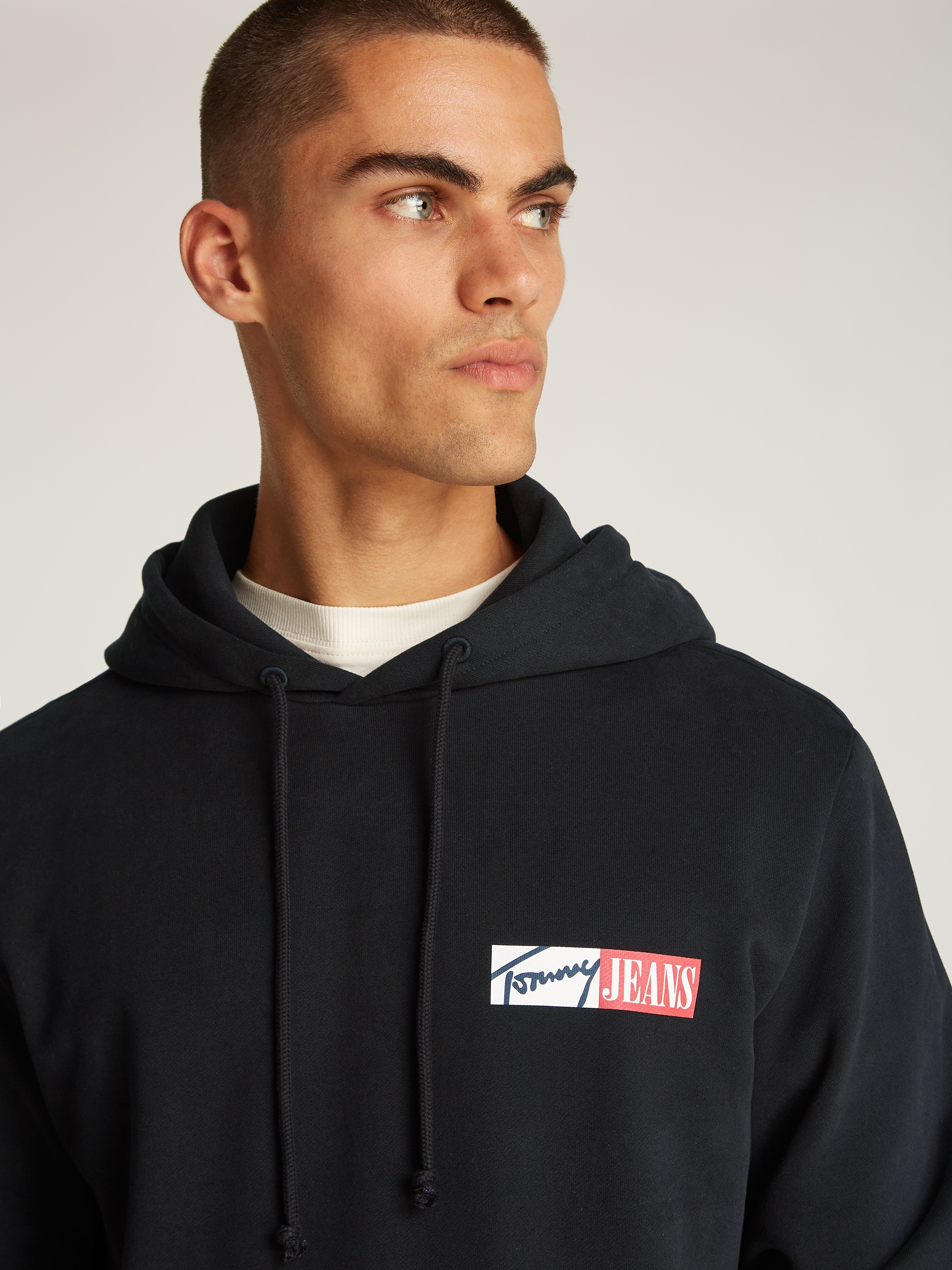 Tommy Jeans Plus Hoodie »TJM REG ENTRY GRAPHIC HOODIE EXT«, in Grossen Grössen, Logodruck, Kängurutasche