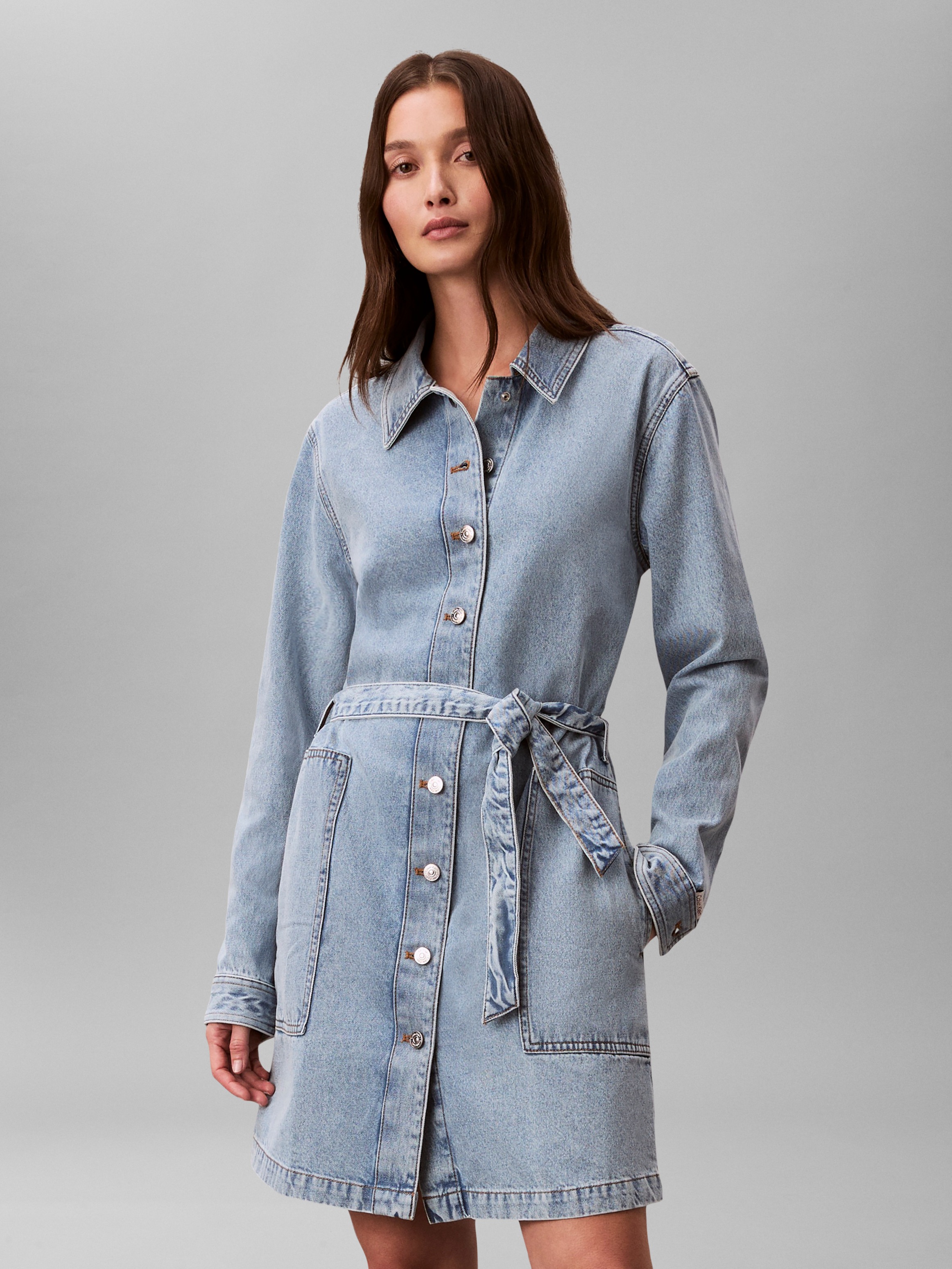 Image of Calvin Klein Jeans Jeanskleid "BELTED DENIM MINI DRESS COASTAL" aufgesetzte Taschen Regular Fit, durchgehende Knopfleiste und Gürtel