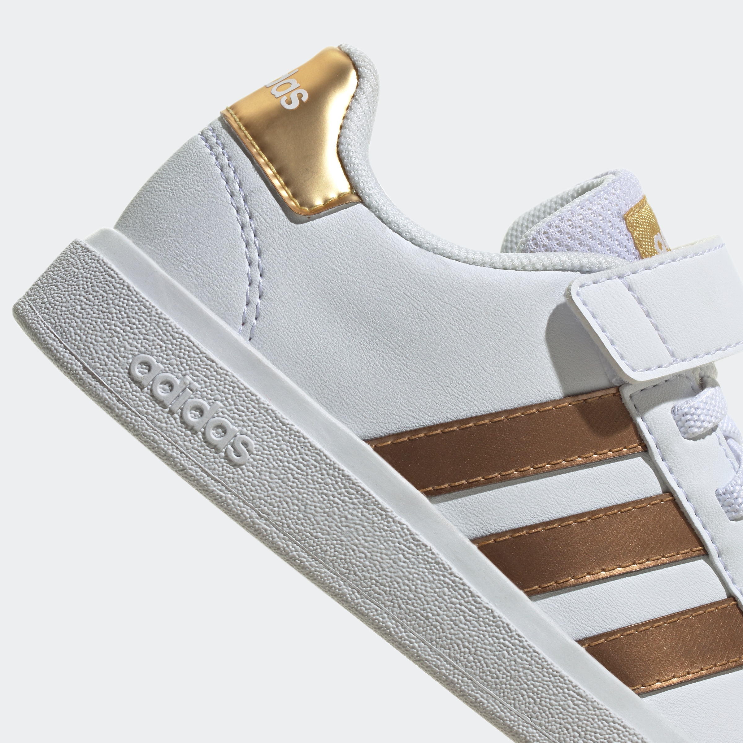 adidas Sportswear Sneaker »GRAND COURT SUSTAINABLE LIFESTYLE COURT ELASTIC LACE AND TOP STRAP«, Design auf den Spuren des adidas Superstar