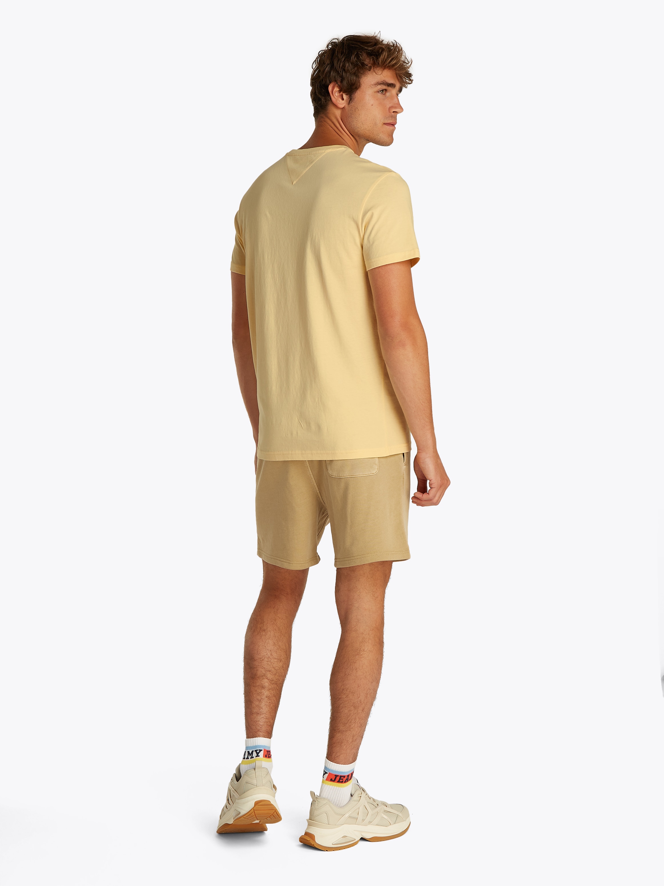 Tommy Jeans T-Shirt »TJM SLIM ESSENTIAL FLAG TEE EXT«, Mit Rundhalsausschnitt