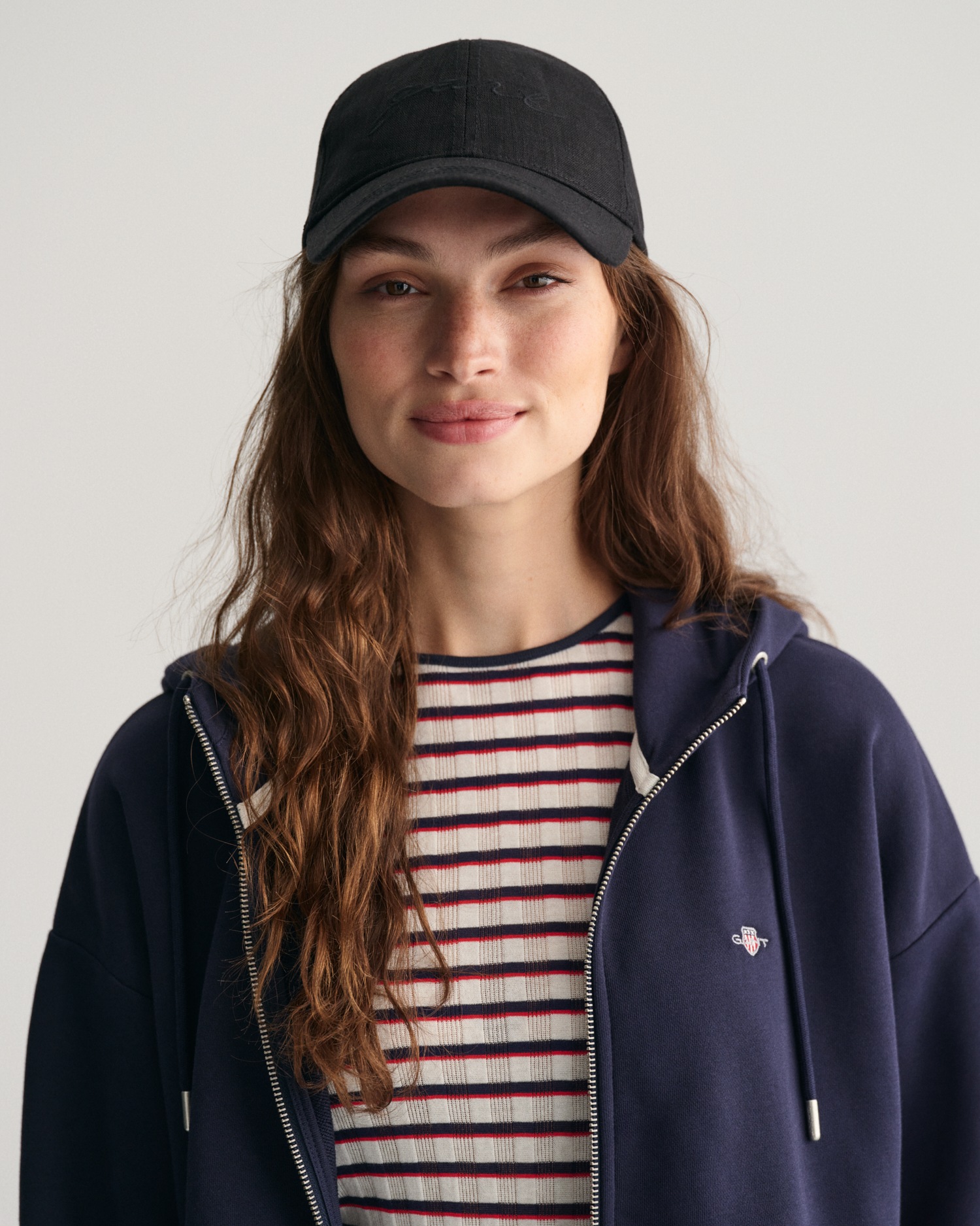 Gant Kapuzensweatjacke »SHIELD ZIP HOODIE«, Grafische GANT-Stickerei auf der Brust