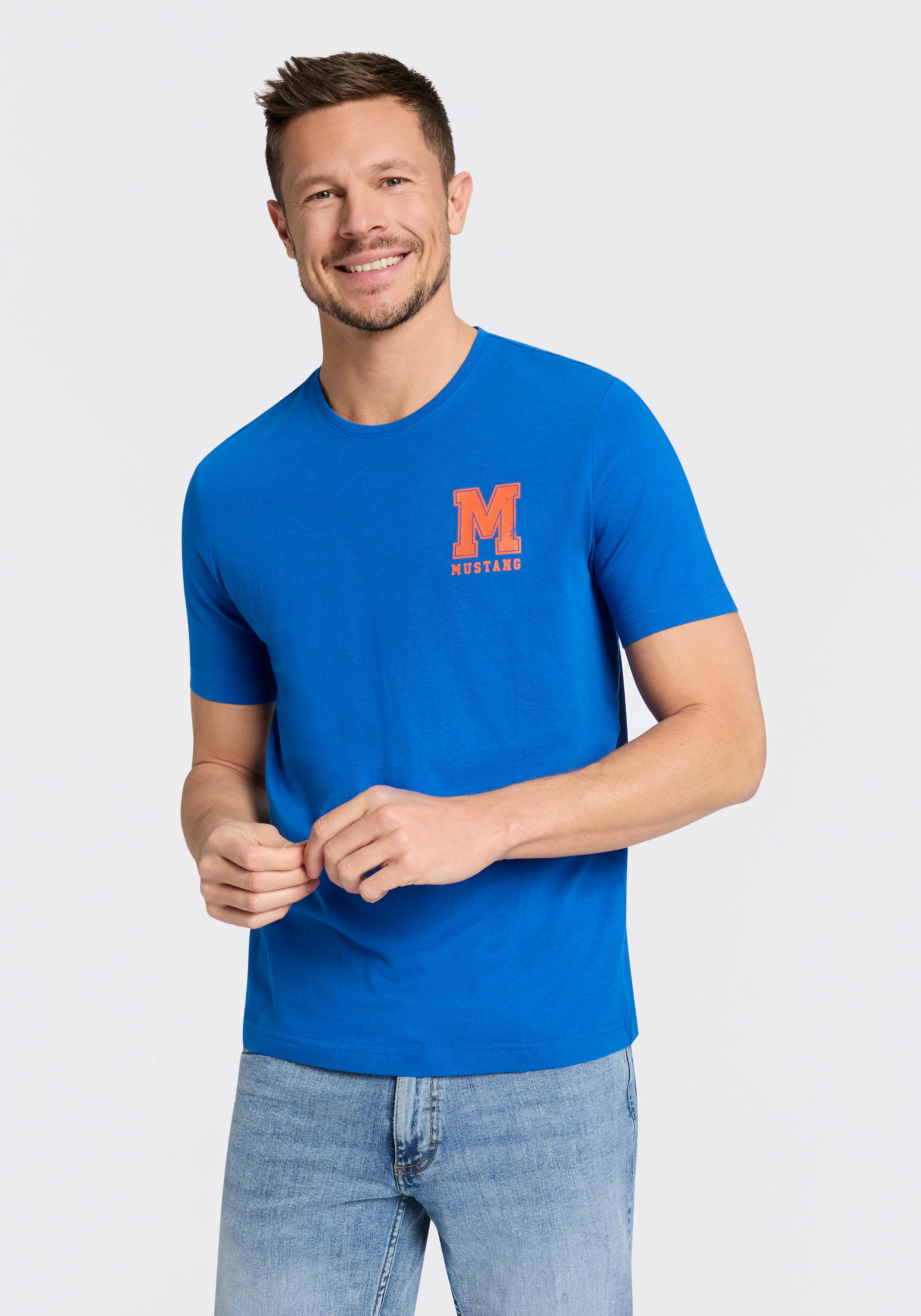 Image of MUSTANG Rundhalsshirt "Alex Logo Brust" normale Passform, Kurzarm-Design, lässiger Stil