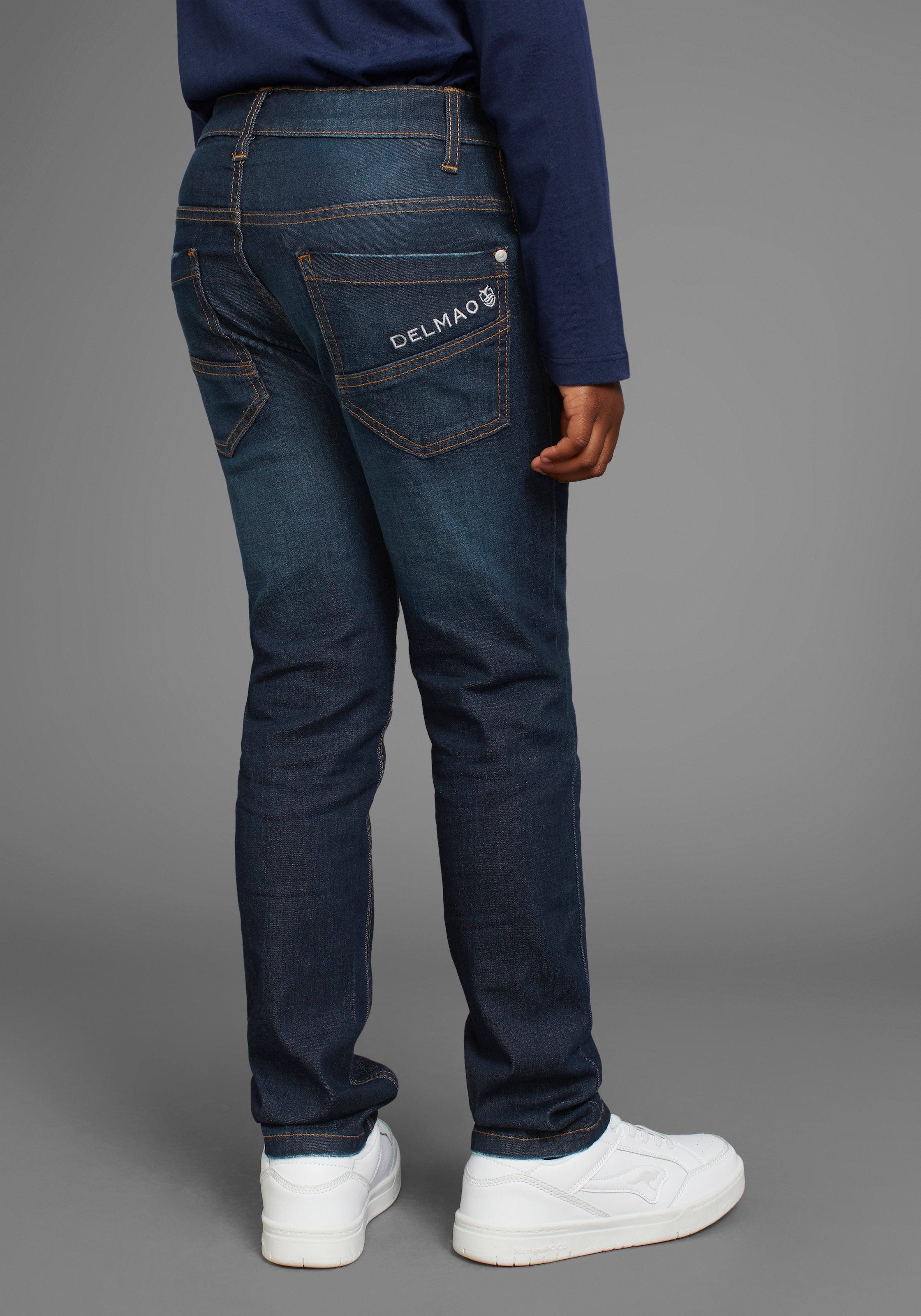 DELMAO Stretch-Jeans », Straight-fit Jeans für Jungen«, mit Logo-Stickerei hinten