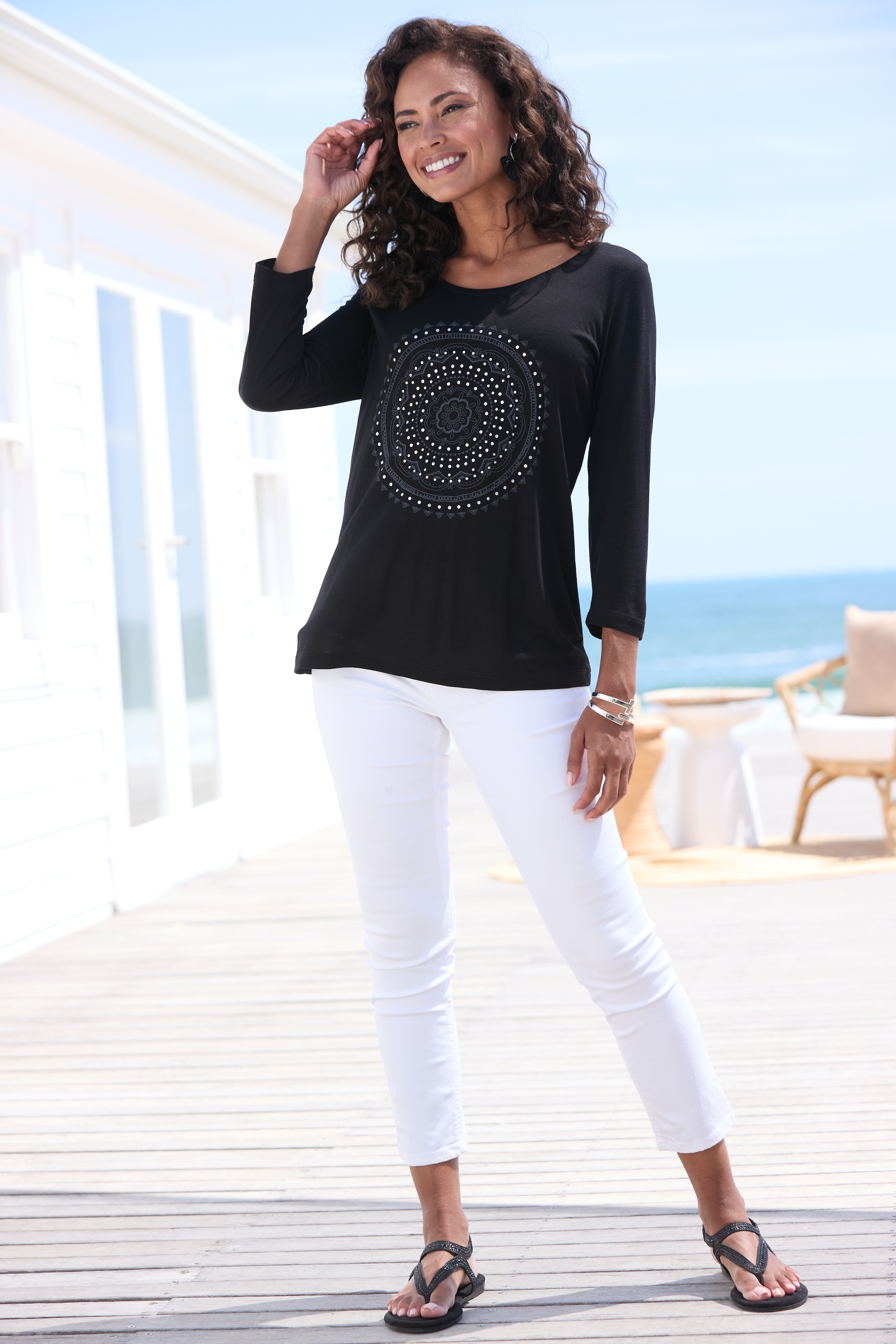 LASCANA Shirt à col rond mit glänzendem Print