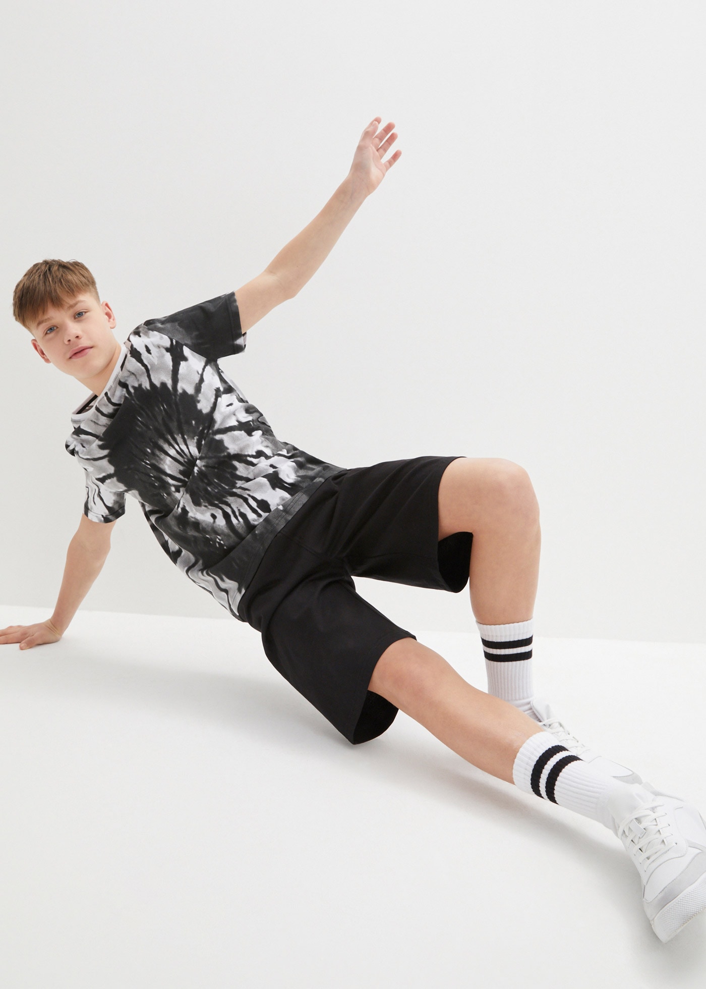 bonprix T-Shirt »T-Shirt und Jersey-Bermuda (2-tlg.Set) aus reiner Baumwolle«, 2 Stk. T-Shirt und Jersey-Bermuda (2-tlg.Set) aus reiner Baumwolle
