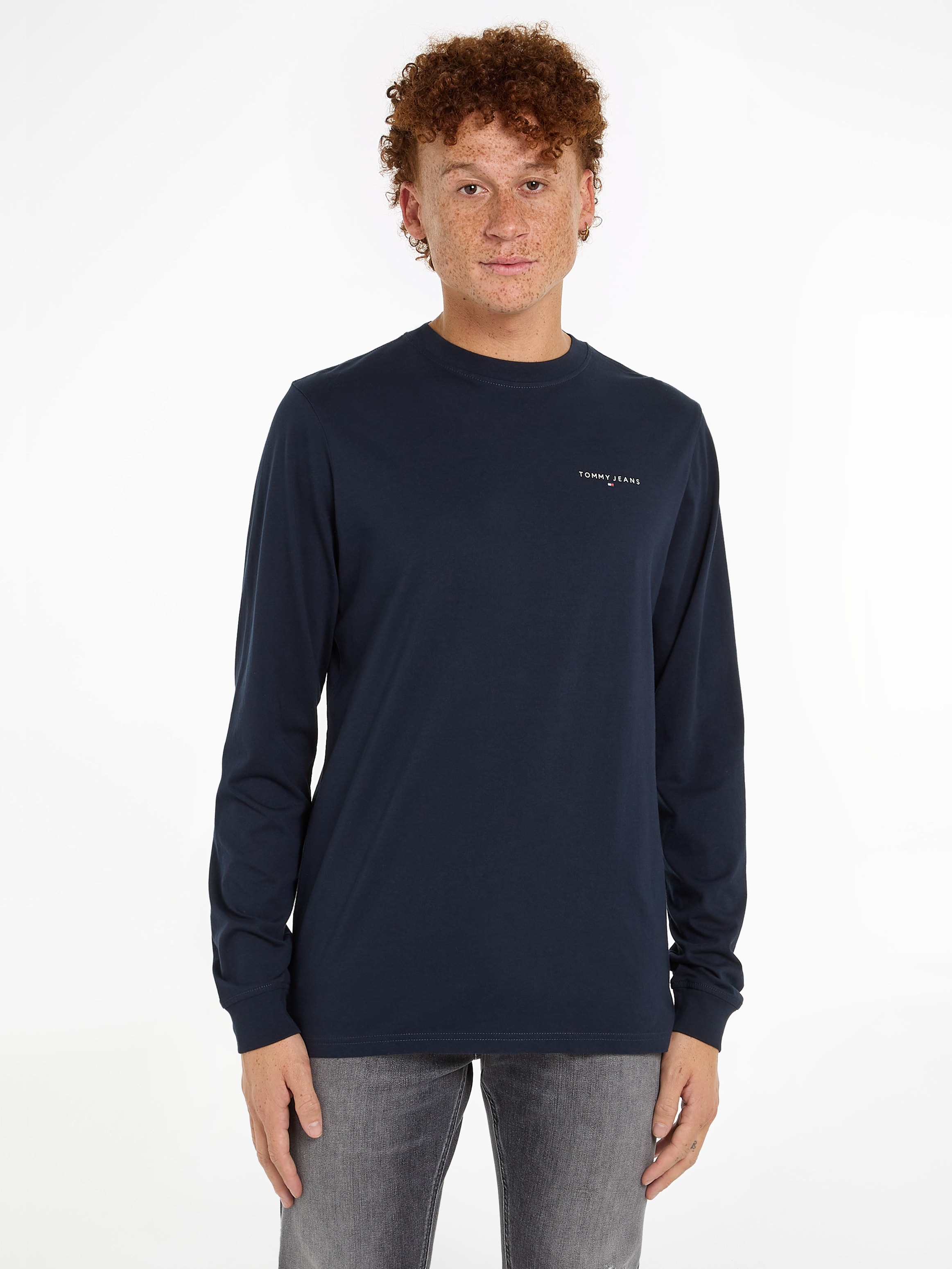 Tommy Jeans Langarmshirt »TJM SLIM LINEAR CHST L/S TEE EXT«, mit Logodruck