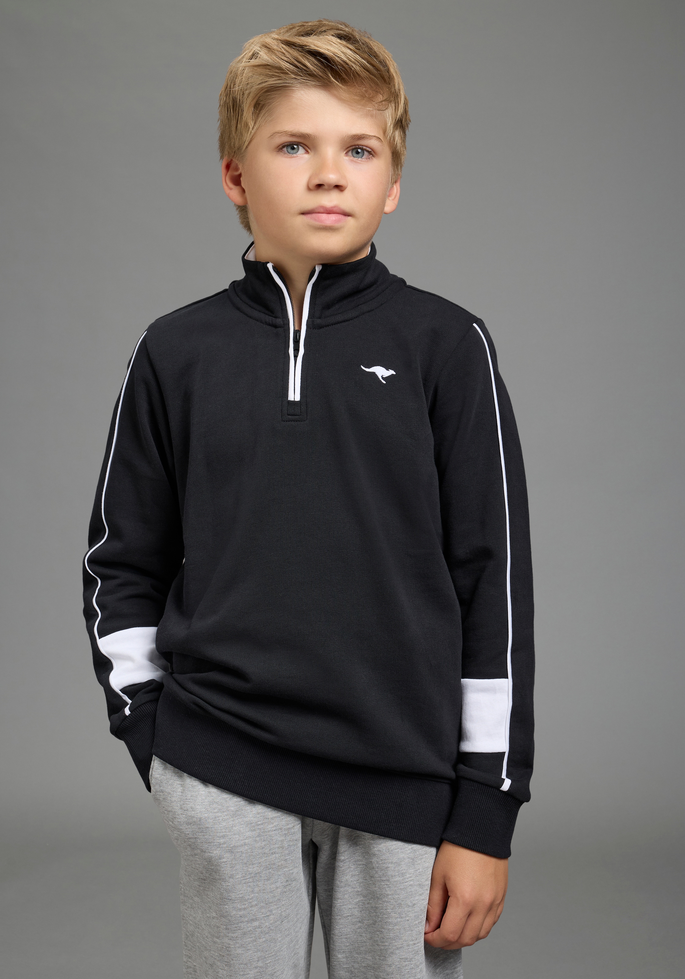 Image of KangaROOS Sweatshirt "Troyer-Sweatshirt mit kontrastfarbigen Einsatz und KangaROOS Stickerei", Troyer mit modischen Ärmeleinsätzen, Reissverschluss, bequeme Passform