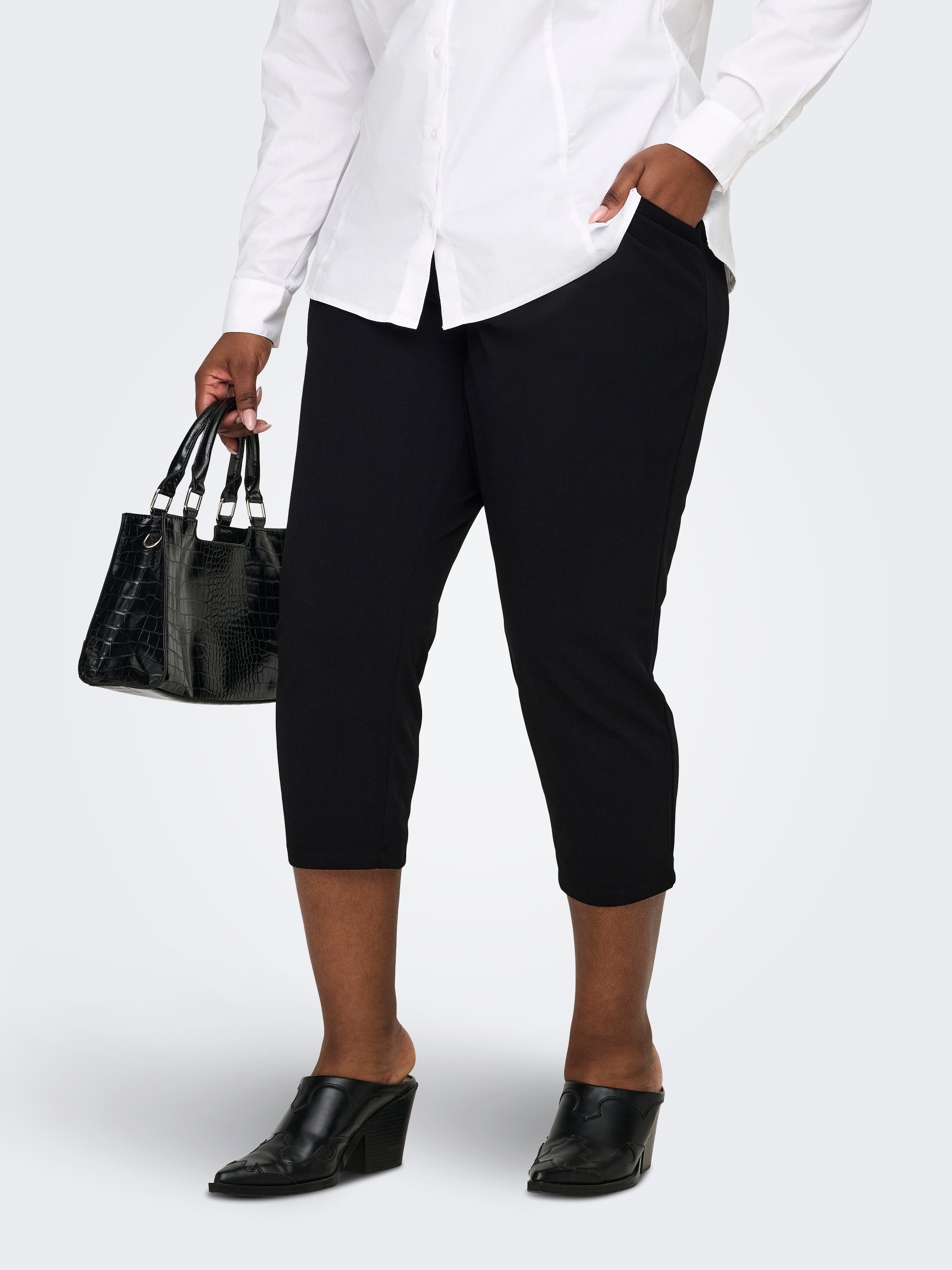 Image of ONLY CARMAKOMA Leggings "CARSANIA BUTTON CAPRI JRS PNT NOOS"