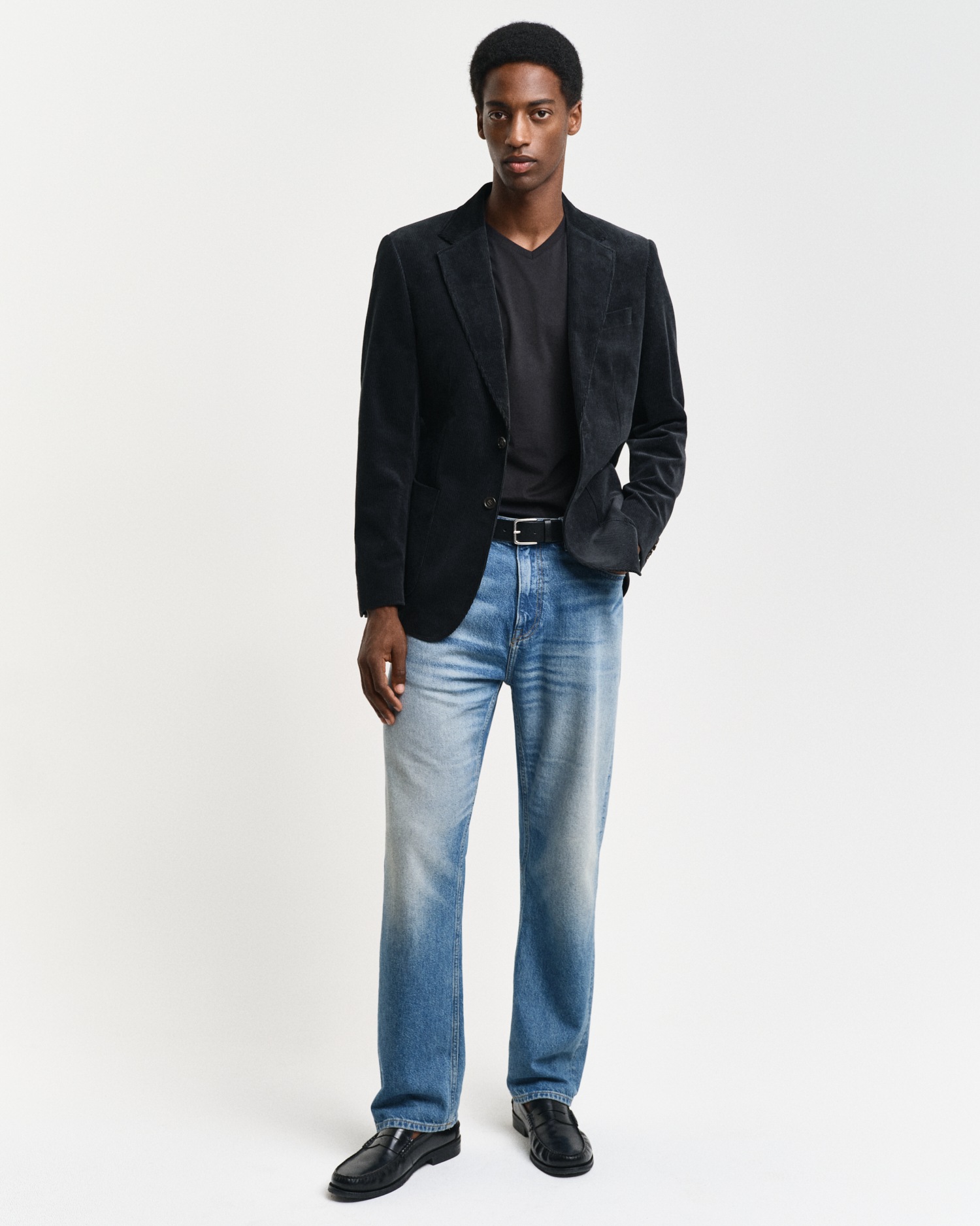 Gant T-Shirt »SLIM SHIELD V-NECK T-SHIRT«, mit einer kleinen Logostickerei auf der Brust