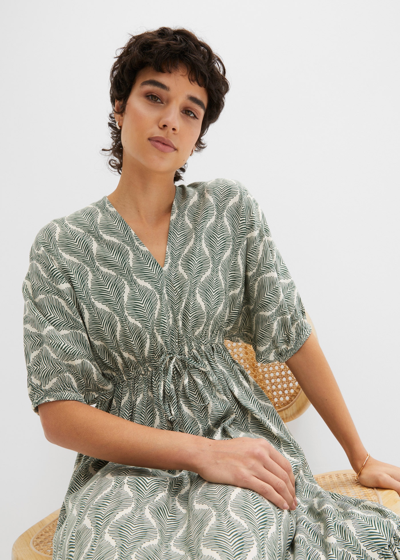 bonprix Midikleid »Midikleid aus fliessender Viskose« Midikleid aus fliessender Viskose