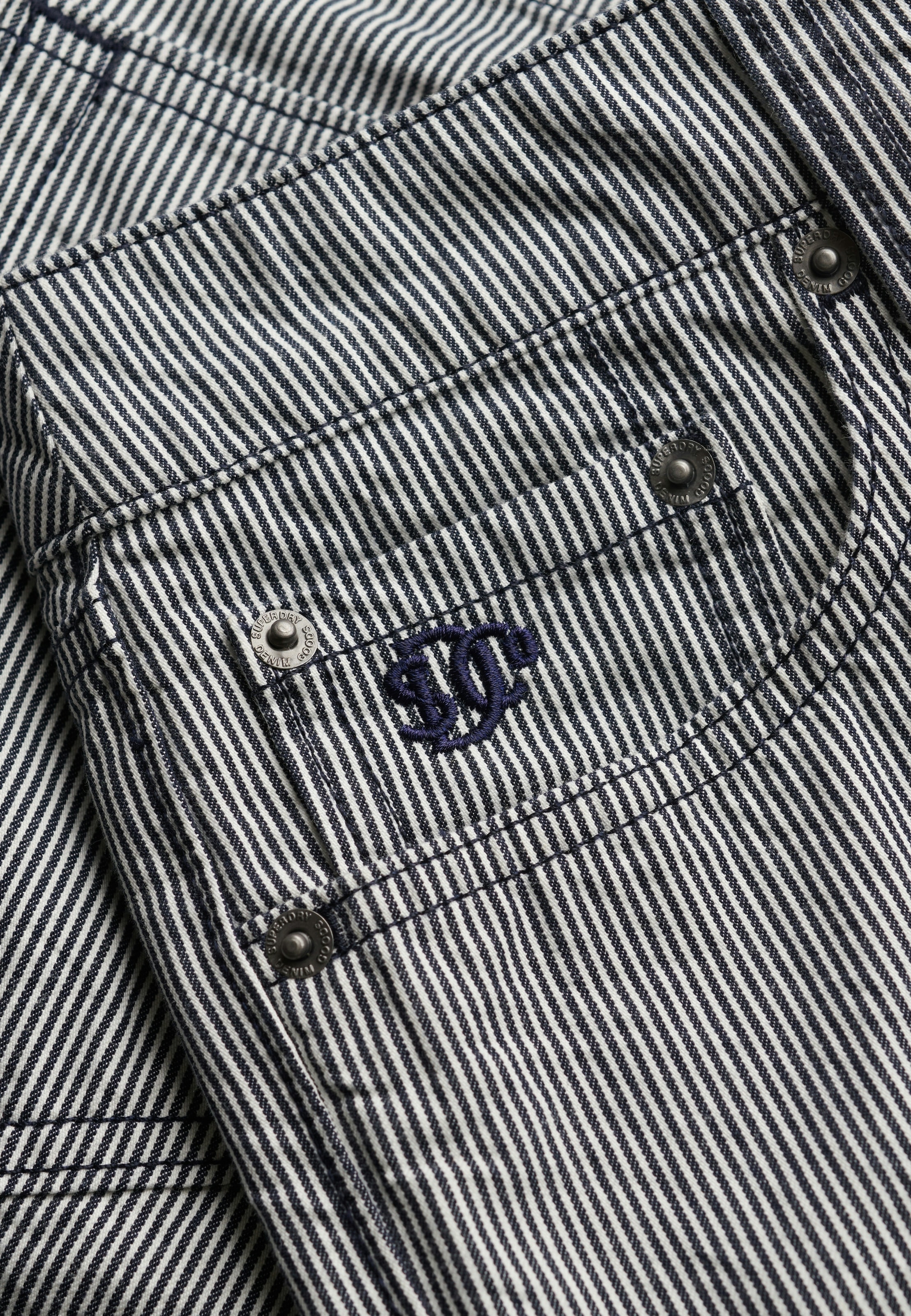 Superdry Jeanshotpants »MID RISE STRIPE SHORT« Slim Fit, aus Baumwolle, ca. Mitte Oberschenkel lang, mit 1-Knopf-Form