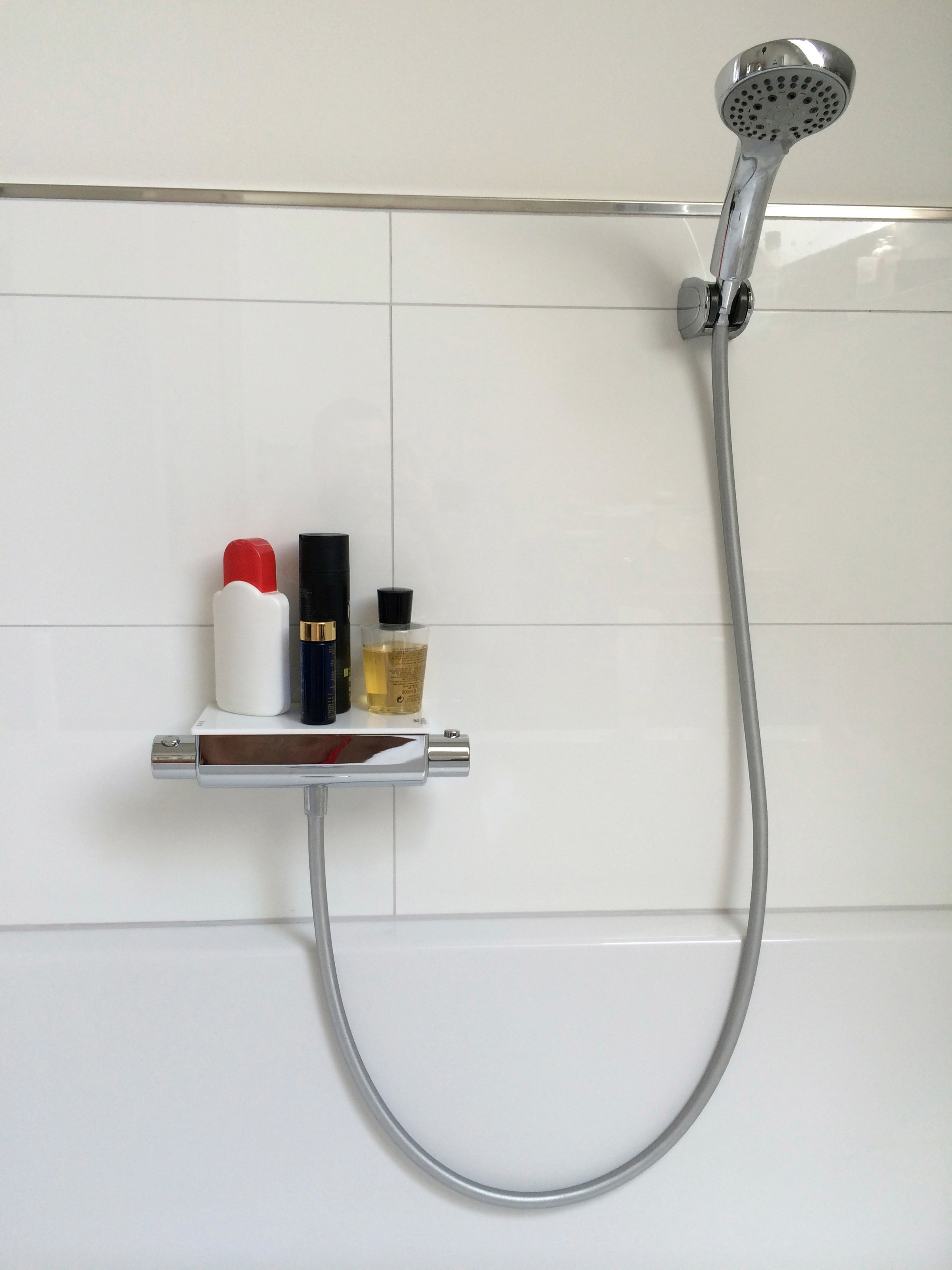 ADOB Duscharmatur mit integrierter Ablage