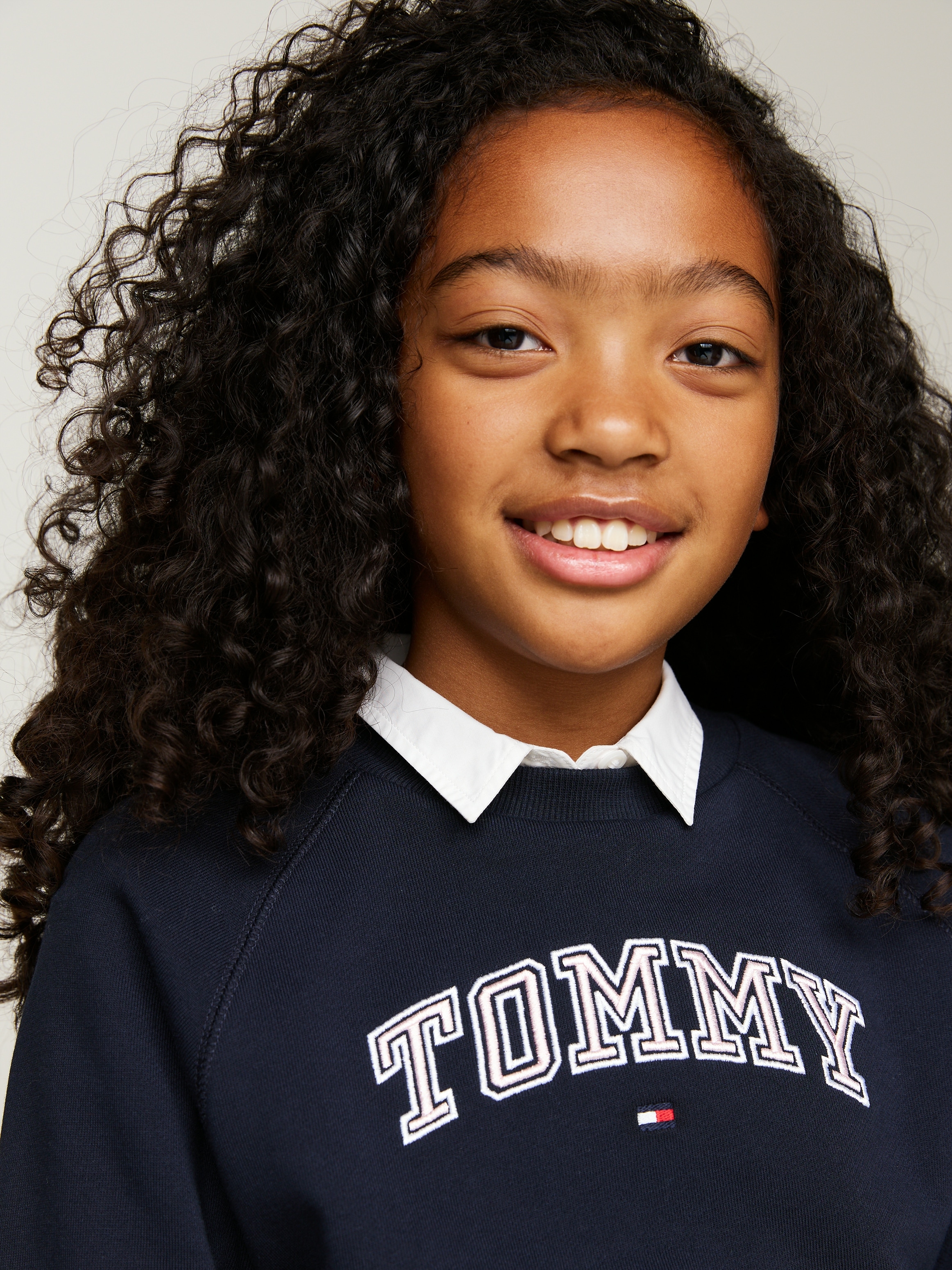 Tommy Hilfiger Sweatshirt »VARSITY EMBROIDERED CREWNECK«, Kinder bis 16 Jahre mit Logostickerei