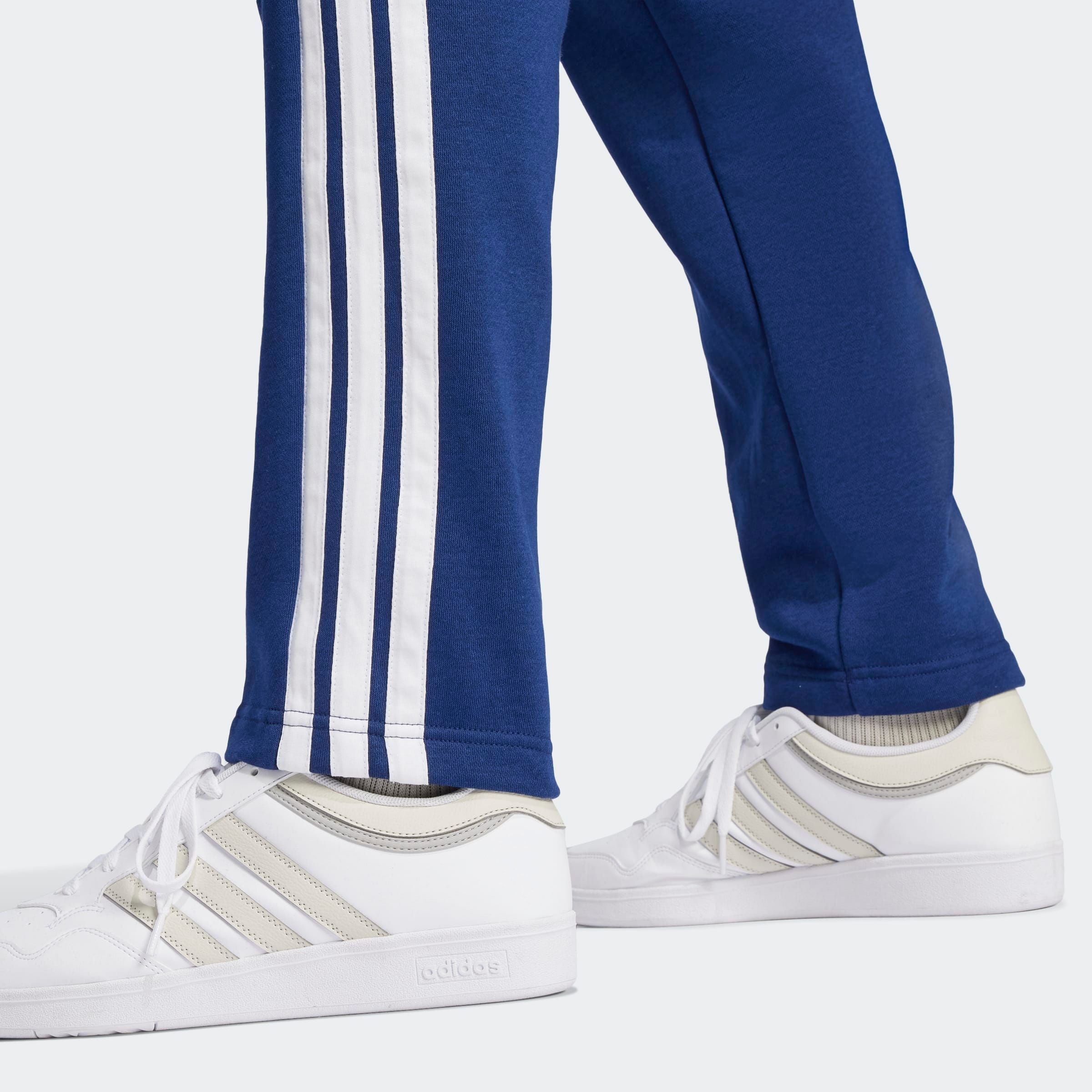 adidas Sportswear Pantalon de sport »M 3S FL O PT«  aus Baumwolle, Polyester und Viskose, offener Saum