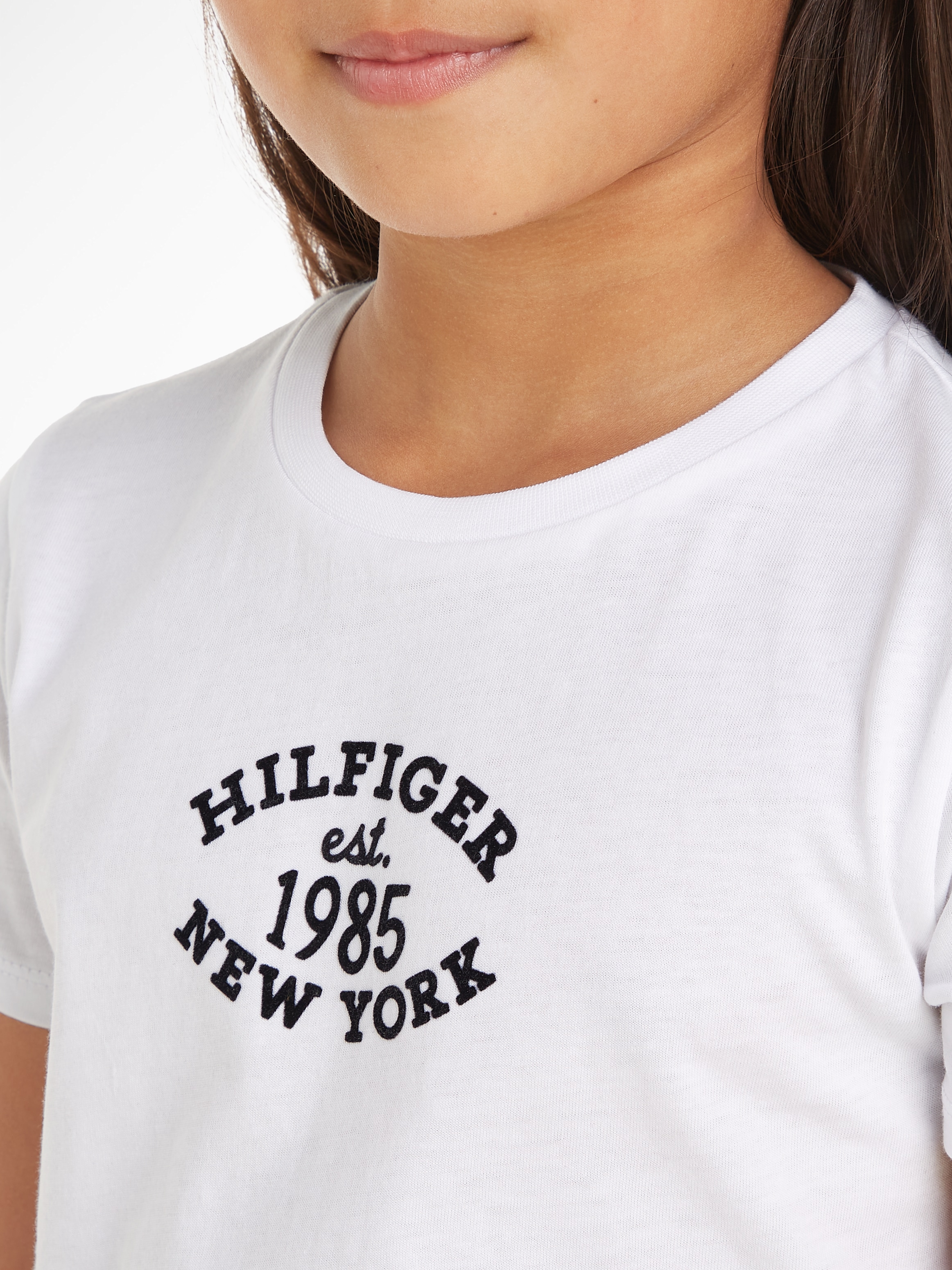 Tommy Hilfiger T-Shirt »MONOTYPE FLOCK«, Kinder bis 16 Jahre mit Logostickerei