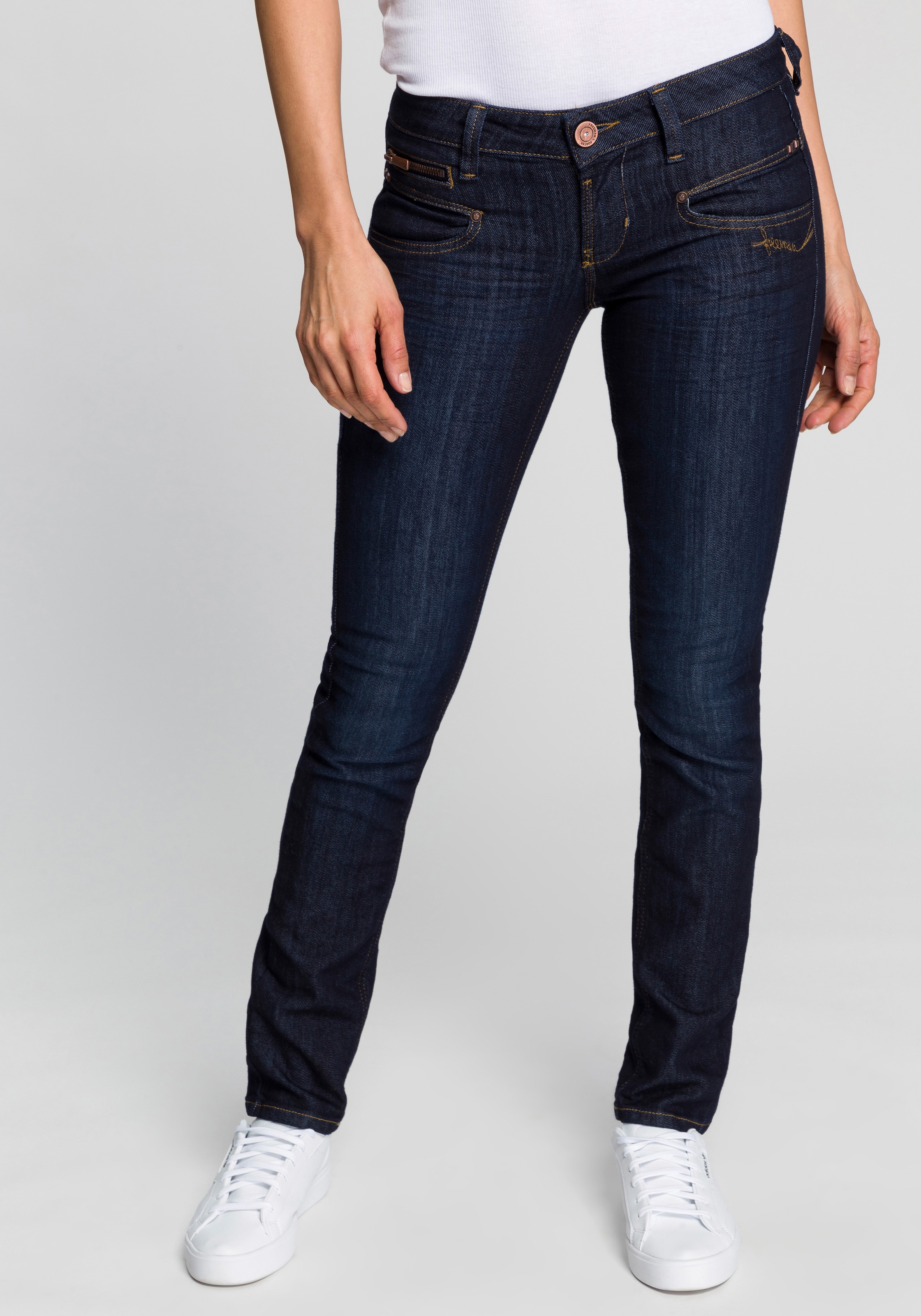 ♕ Freeman T. Porter Slim-fit-Jeans »Alexa SDM«, mit Passse in Herzform und  vielen liebevollen Details versandkostenfrei kaufen | V-Shirts