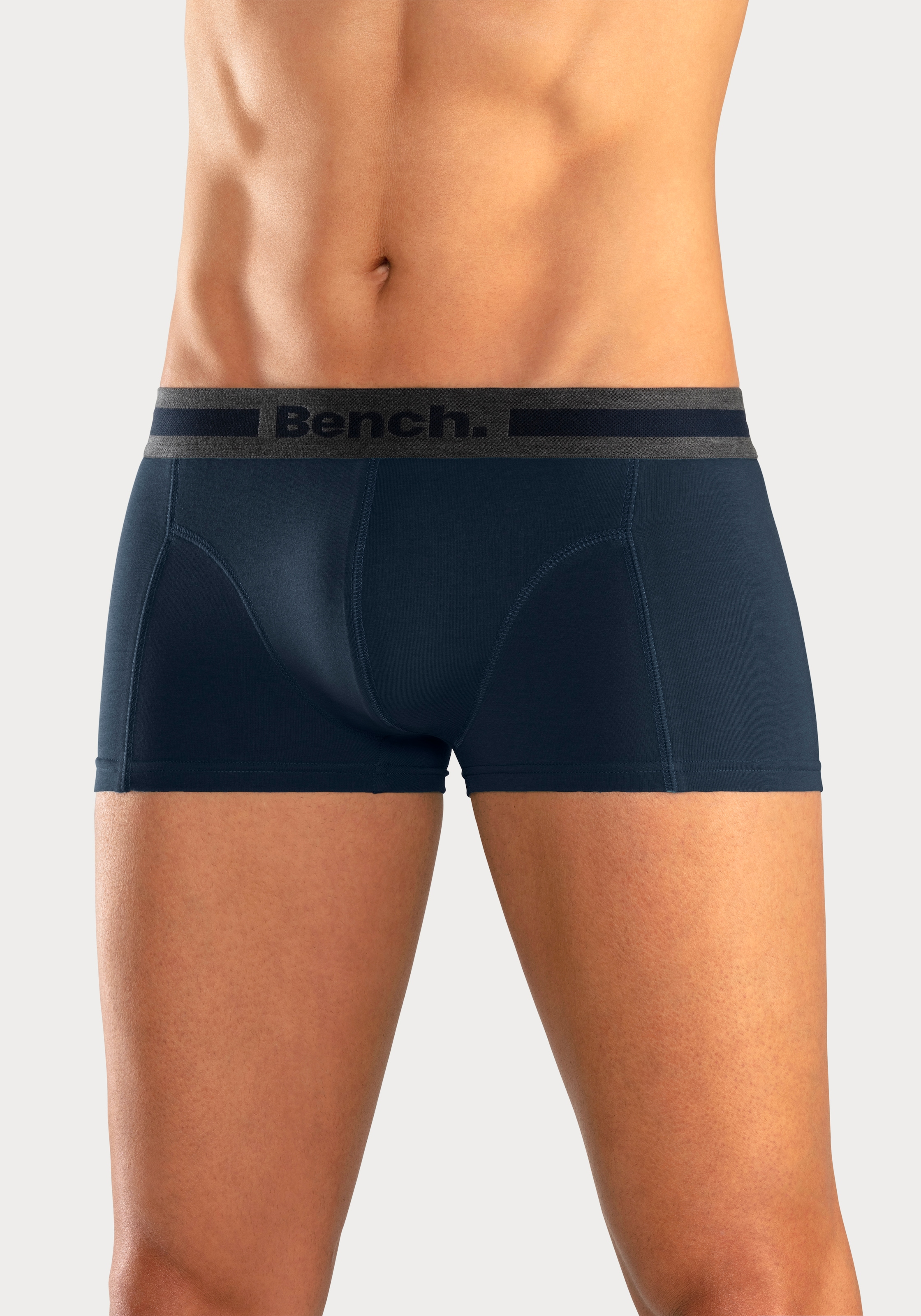 Bench. Boxershorts, (Packung, 4 St.), in Hipster-Form mit Overlock-Nähten vorn