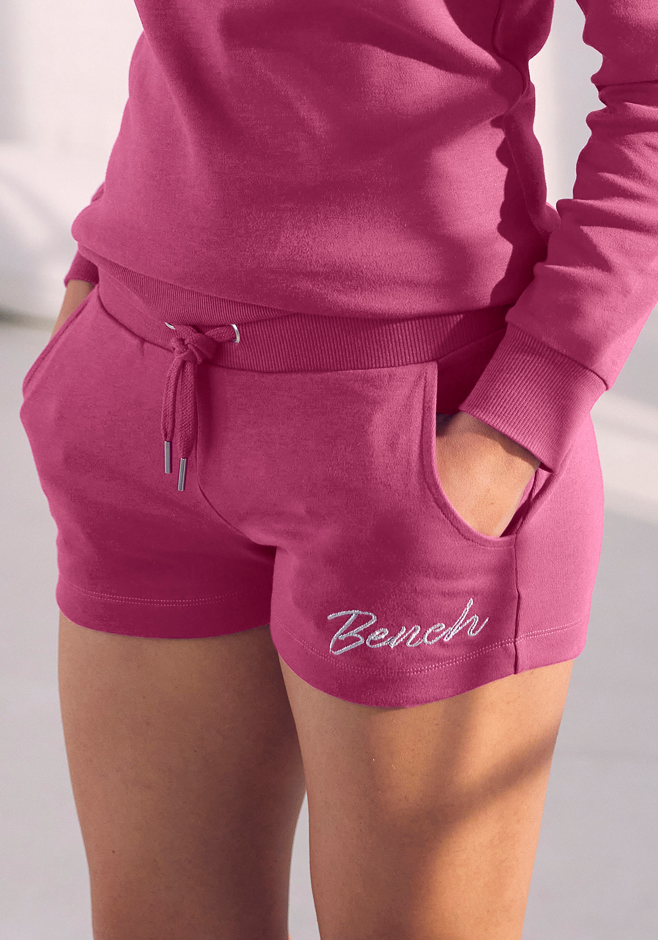 Sweatshorts, mit glänzender Logostickerei, Loungewear, Loungeanzug