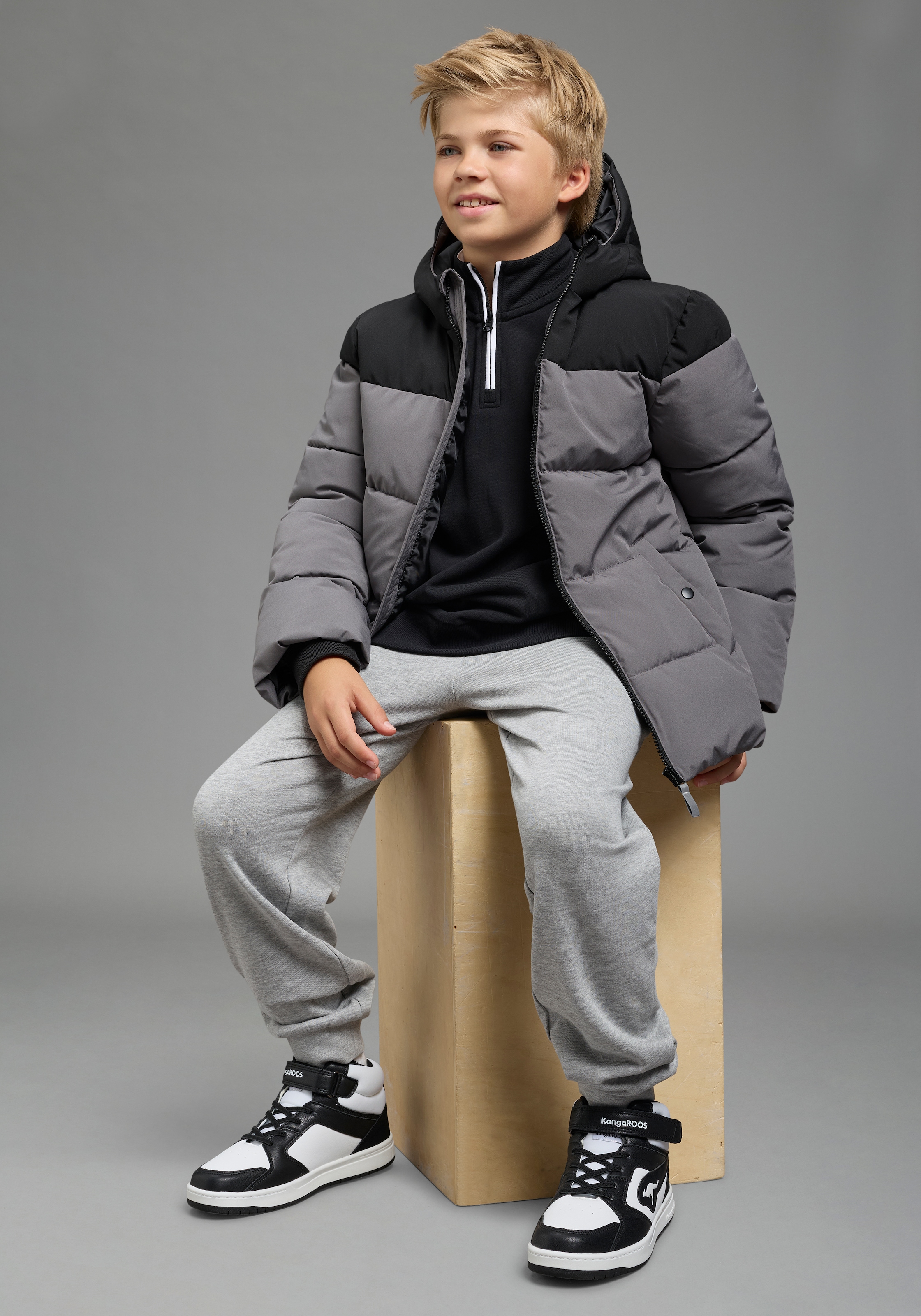 KangaROOS Veste d'extérieur »Winterjacke von KangaROOS mit kontrastfarbigen Einsatz« avec capuche Veste chaude avec doublure en polaire et doublure de capuche matelassée,