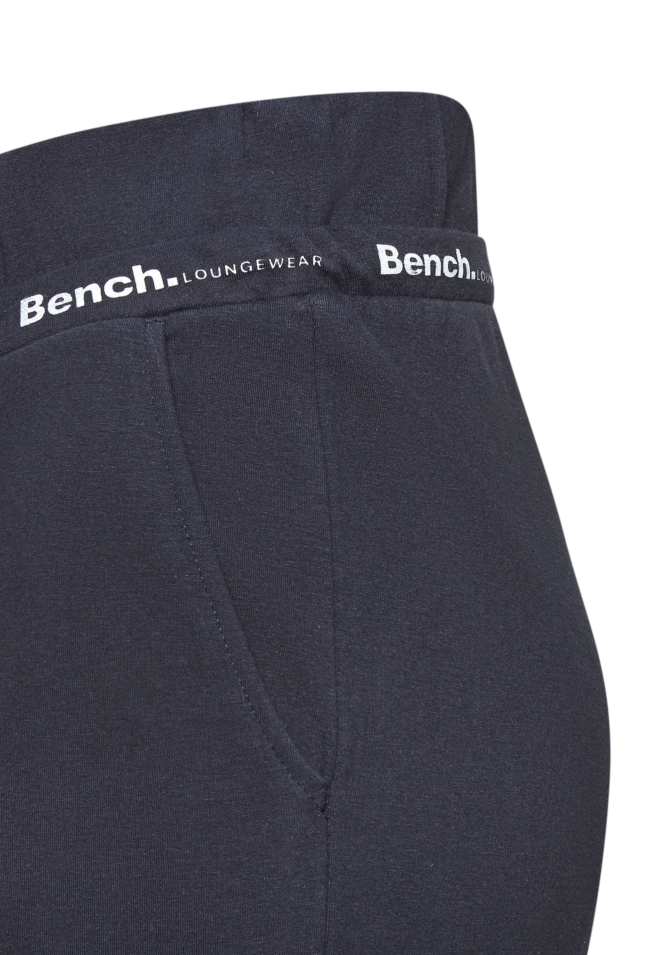 Bench. Jogginghose