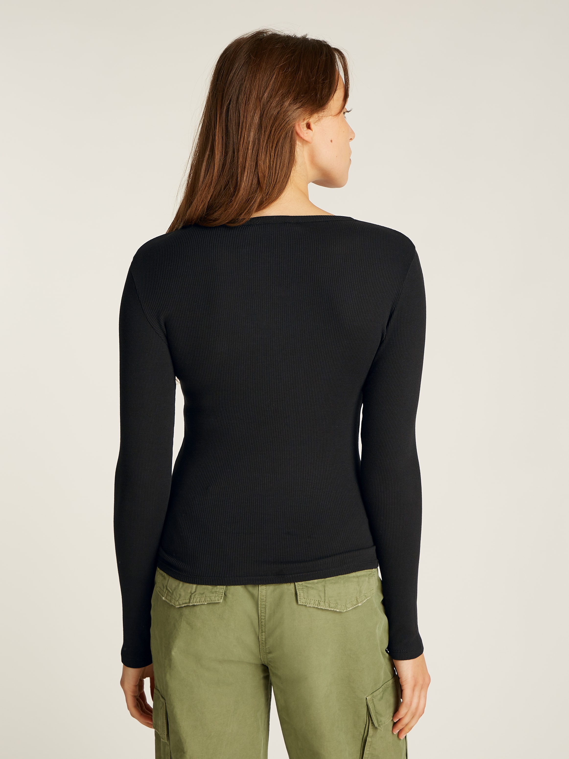 Tommy Jeans Curve Langarmshirt »TJW SLIM BUTTON RIB«, in Grossen Grössen, Rippoptik, mit Loogstickerei