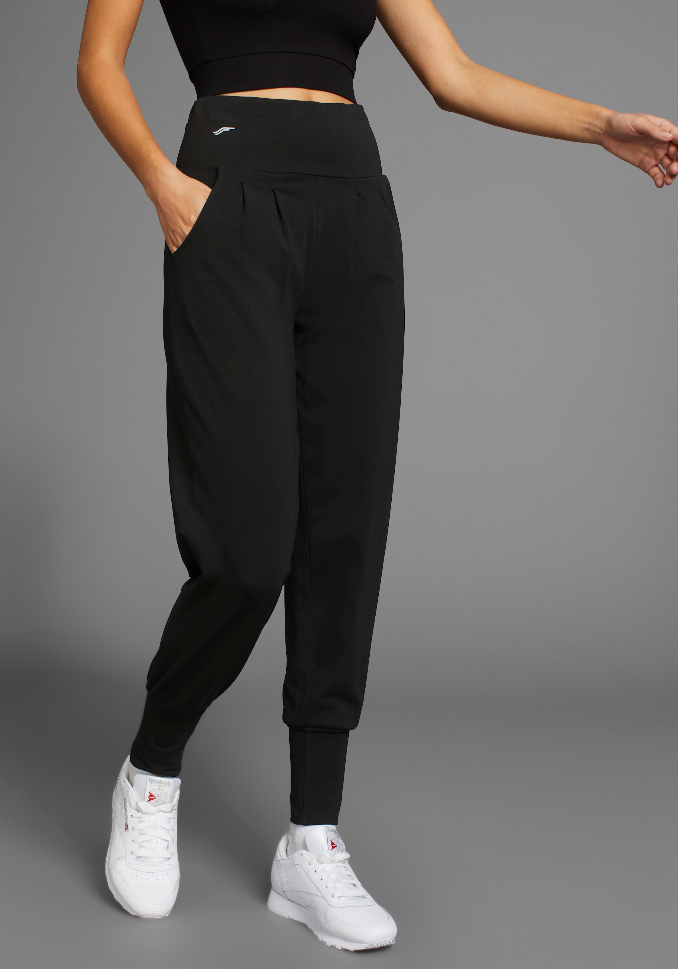 Image of FAYN SPORTS Yogahose Zwei seitliche Eingrifftaschen & breiter Bund für sicheren Sitz
