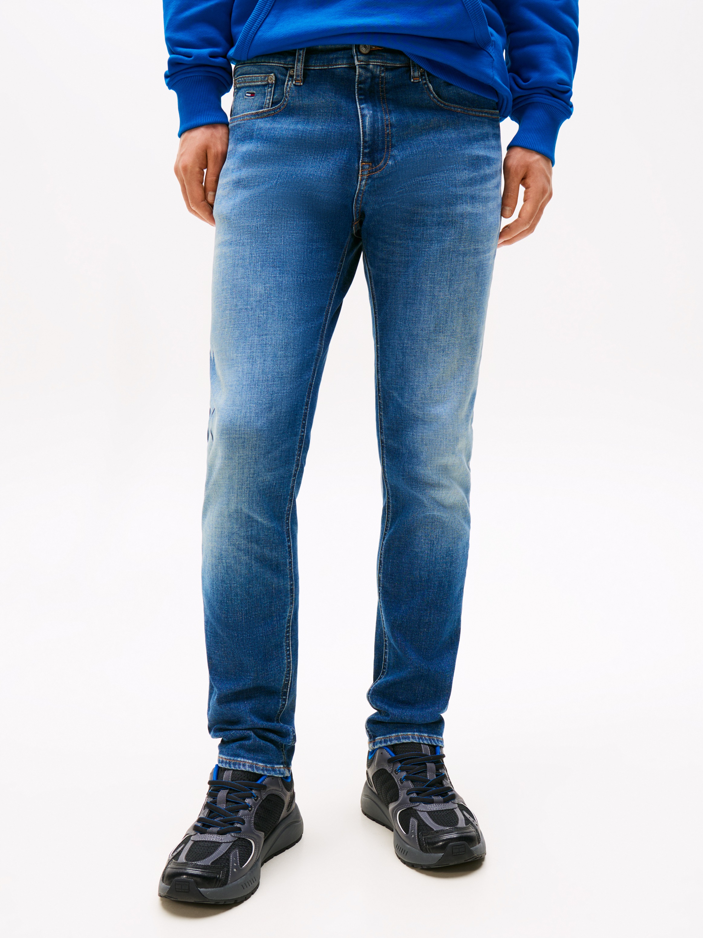 Tommy Jeans Gerade Jeans »Scanton Slim«, Mit Markenlabel aus Leder hinten