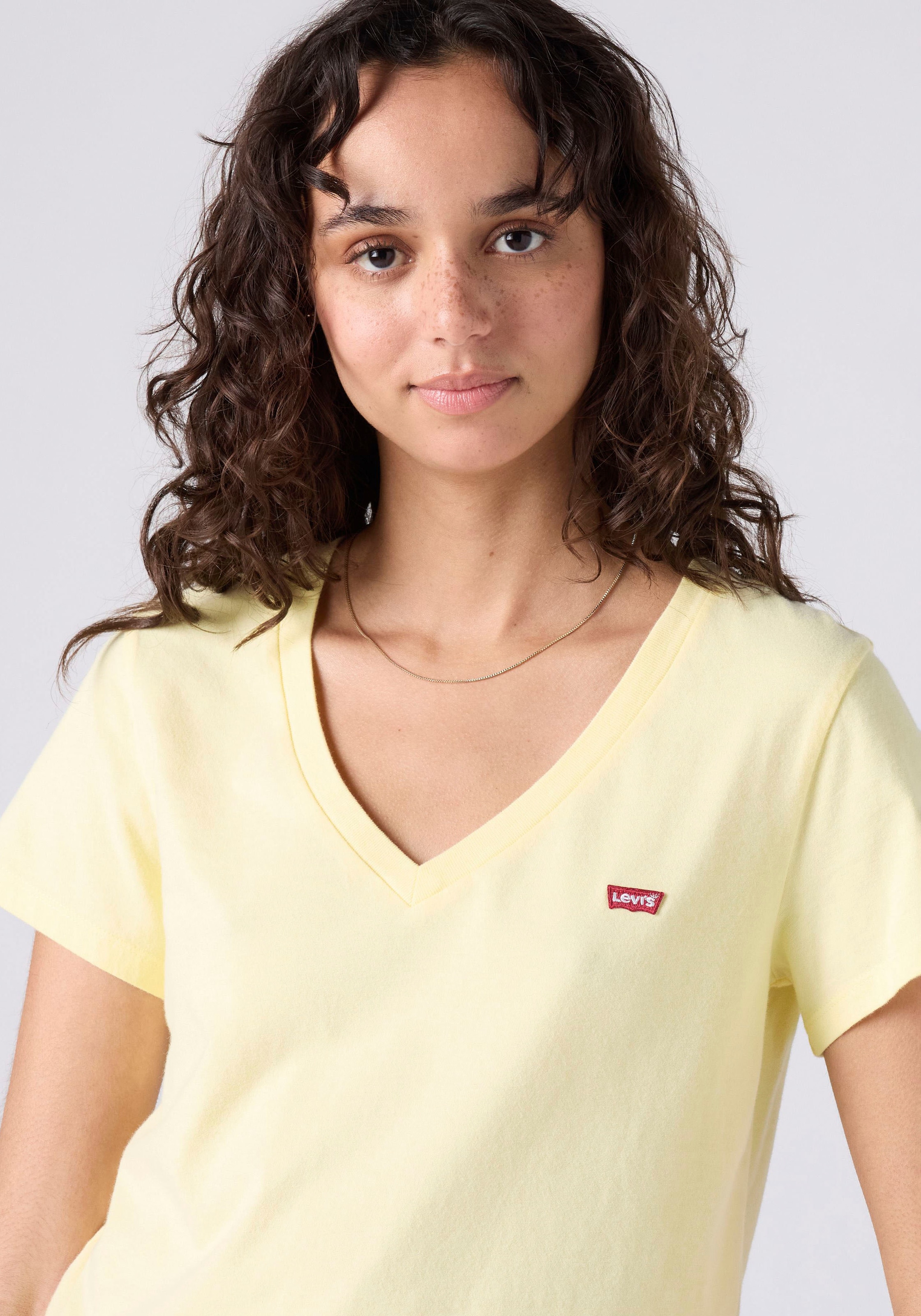 Levi's® V-Shirt »Perfect Tee« mit kleinem Batwing- Logo