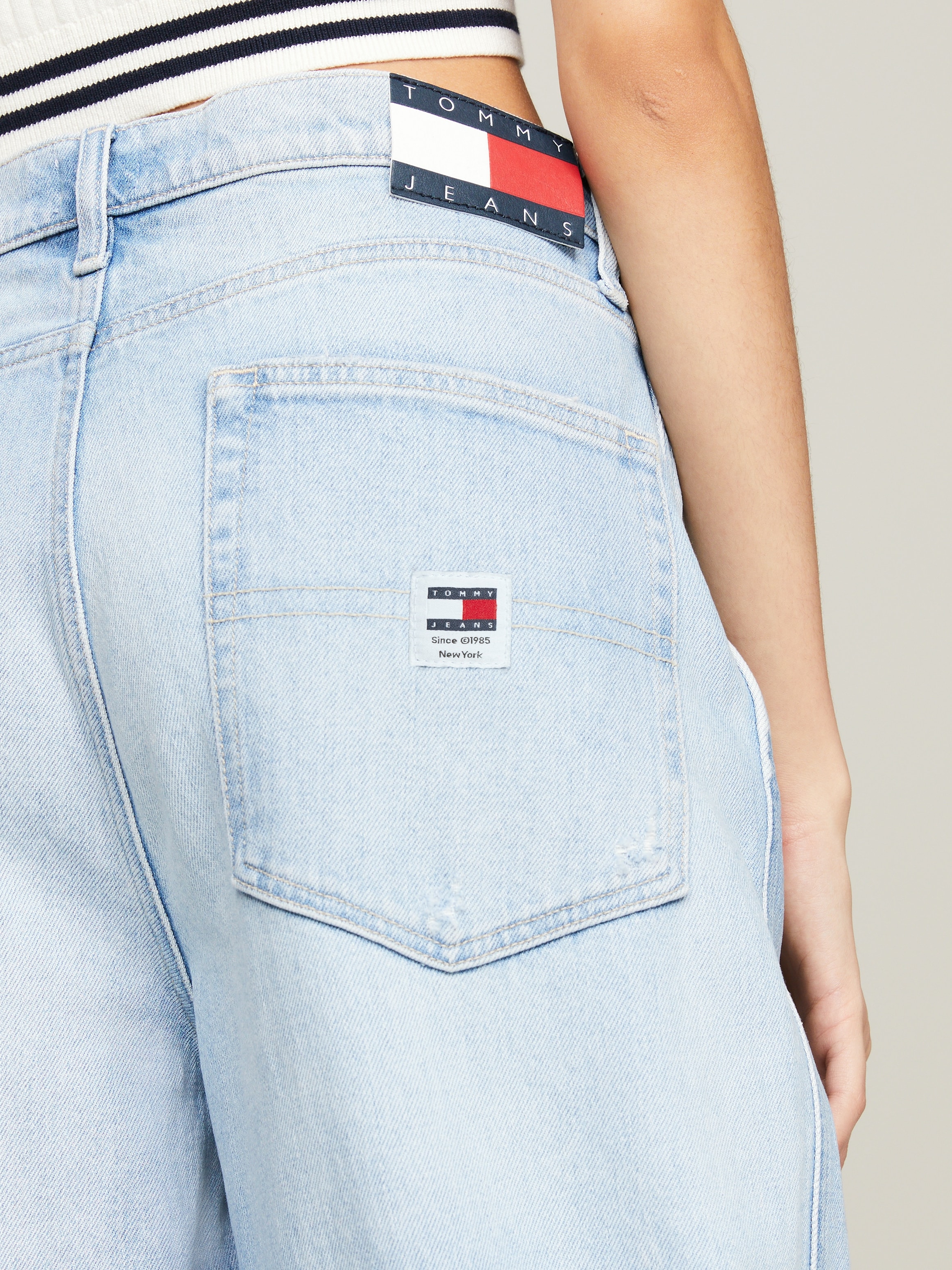 Tommy Jeans Weite Jeans »DAISY JEAN LW BGY BH6110«, mit Logostickerei