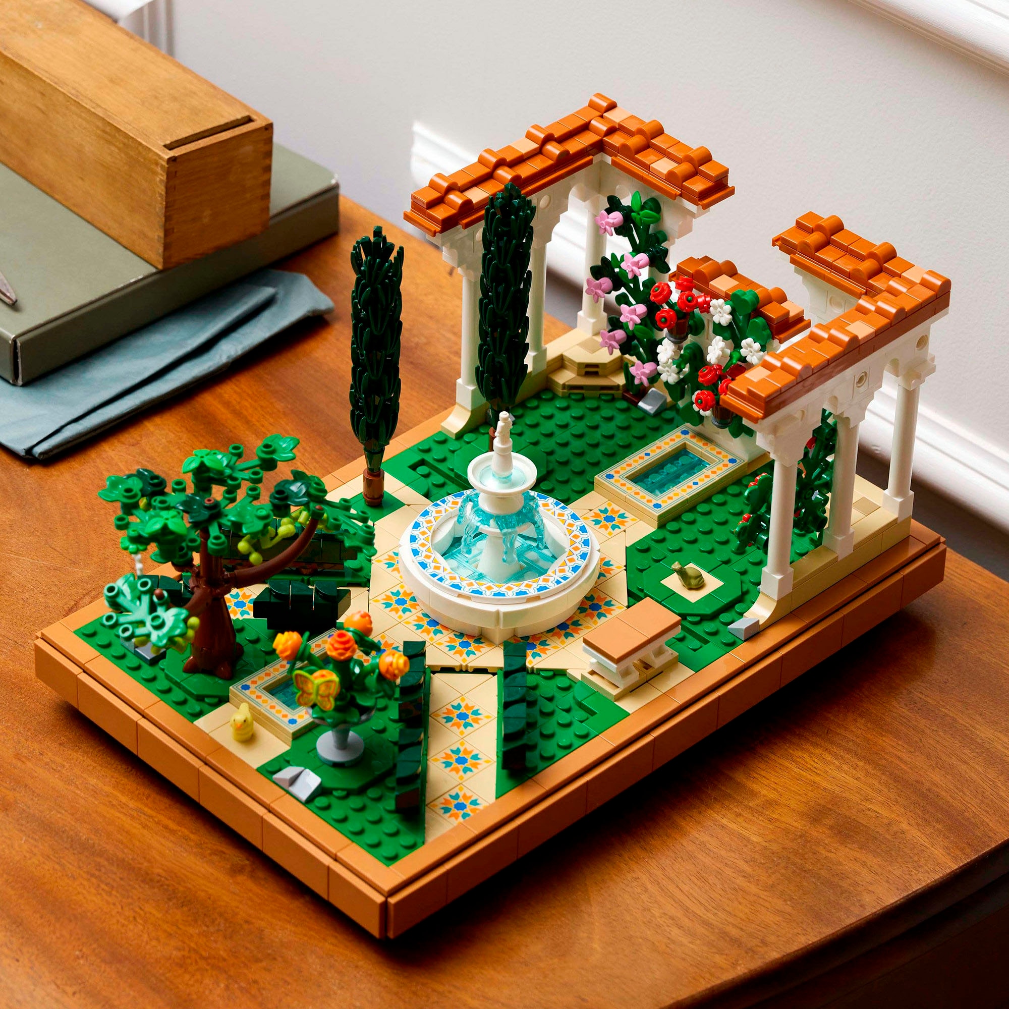 LEGO® Konstruktionsspielsteine »Springbrunnengarten (10359), LEGO Icons« Made in Europe