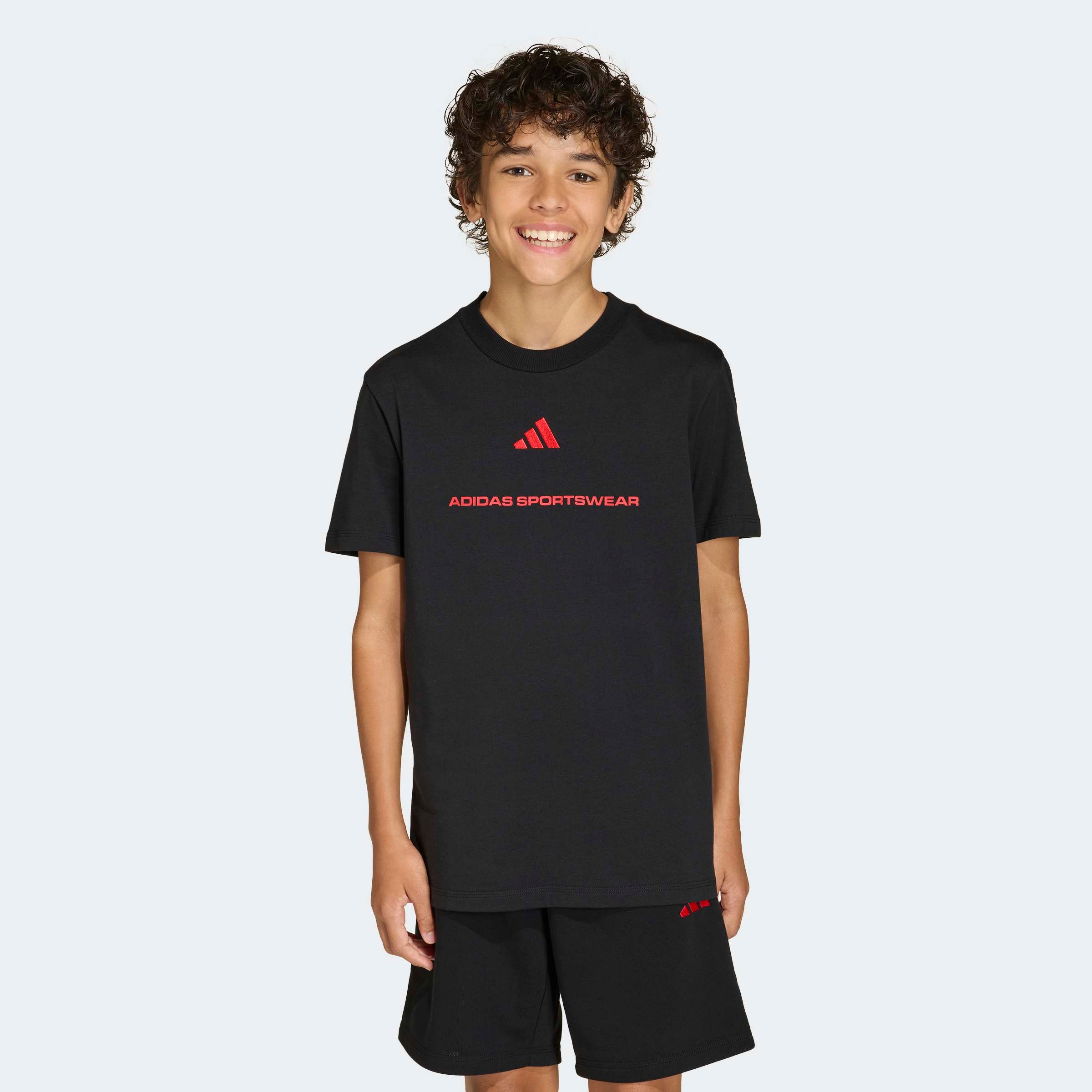 adidas Sportswear T-shirt »ADIDAS SLOGAN SINGLE JERSEY« sportlicher Stil, kurze Ärmel, elastisches Material, mit Slogan