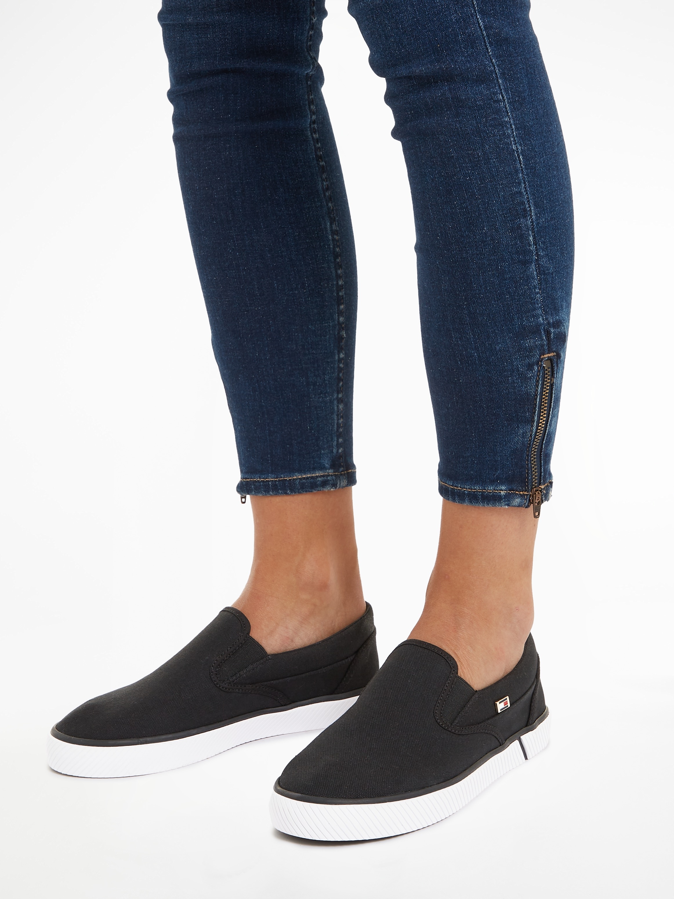 Tommy Hilfiger Slip-On Sneaker »VULC CANVAS SLIP-ON SNEAKER«, Slipper, Freizeitschuh, Sommerschuh mit seitlichen Stretcheinsätzen