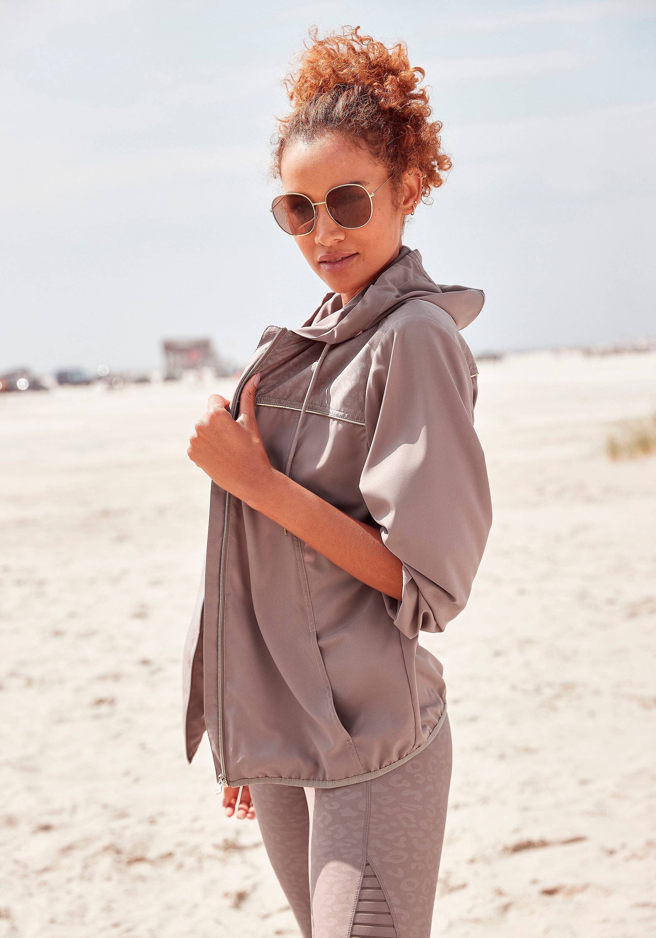 Image of Bench. Kurzjacke, mit Leo-Muster und Goldfarben Details bei Ackermann Versand Schweiz