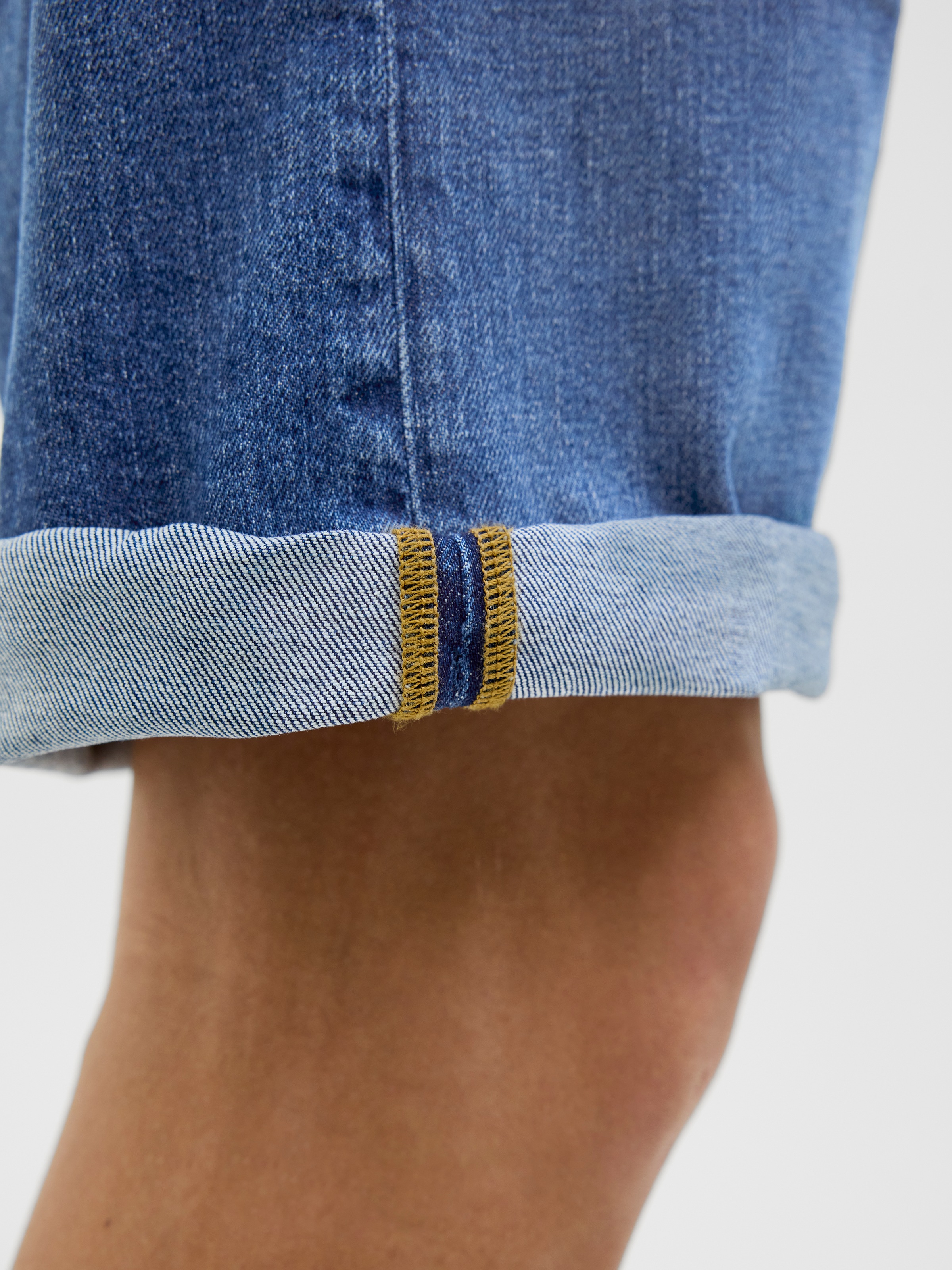 Jack & Jones Shorts »JJIORIGINAL mit stylischem Aufschlag und Knopf«, mit stylischem Aufschlag