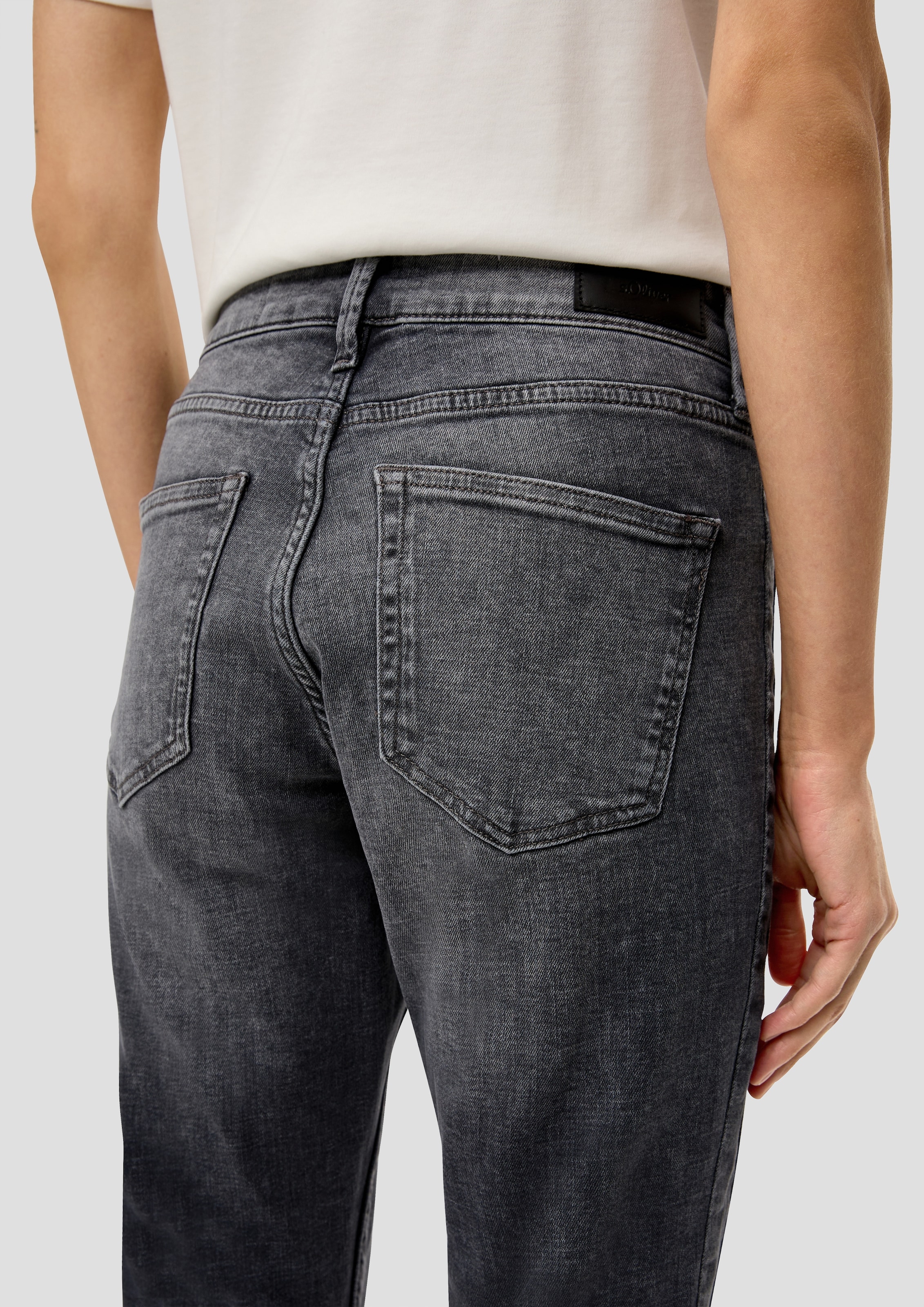s.Oliver Stretch-Jeans, mit Leder-Badge hinten am Bund