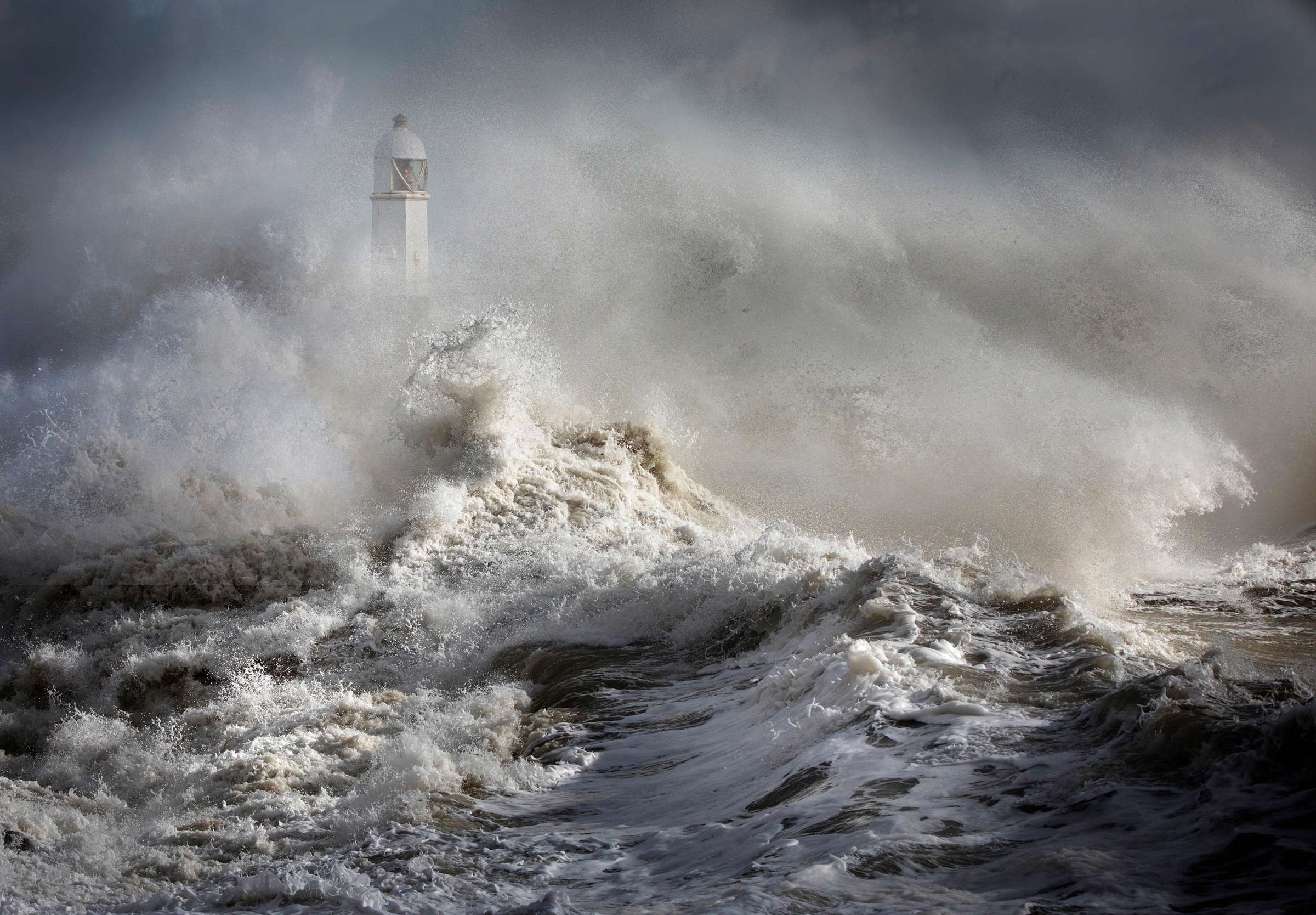 Image of Papermoon Fototapete "Photo-Art ALEKS GJIKA, MAYHEM AM LEUCHTTURM"