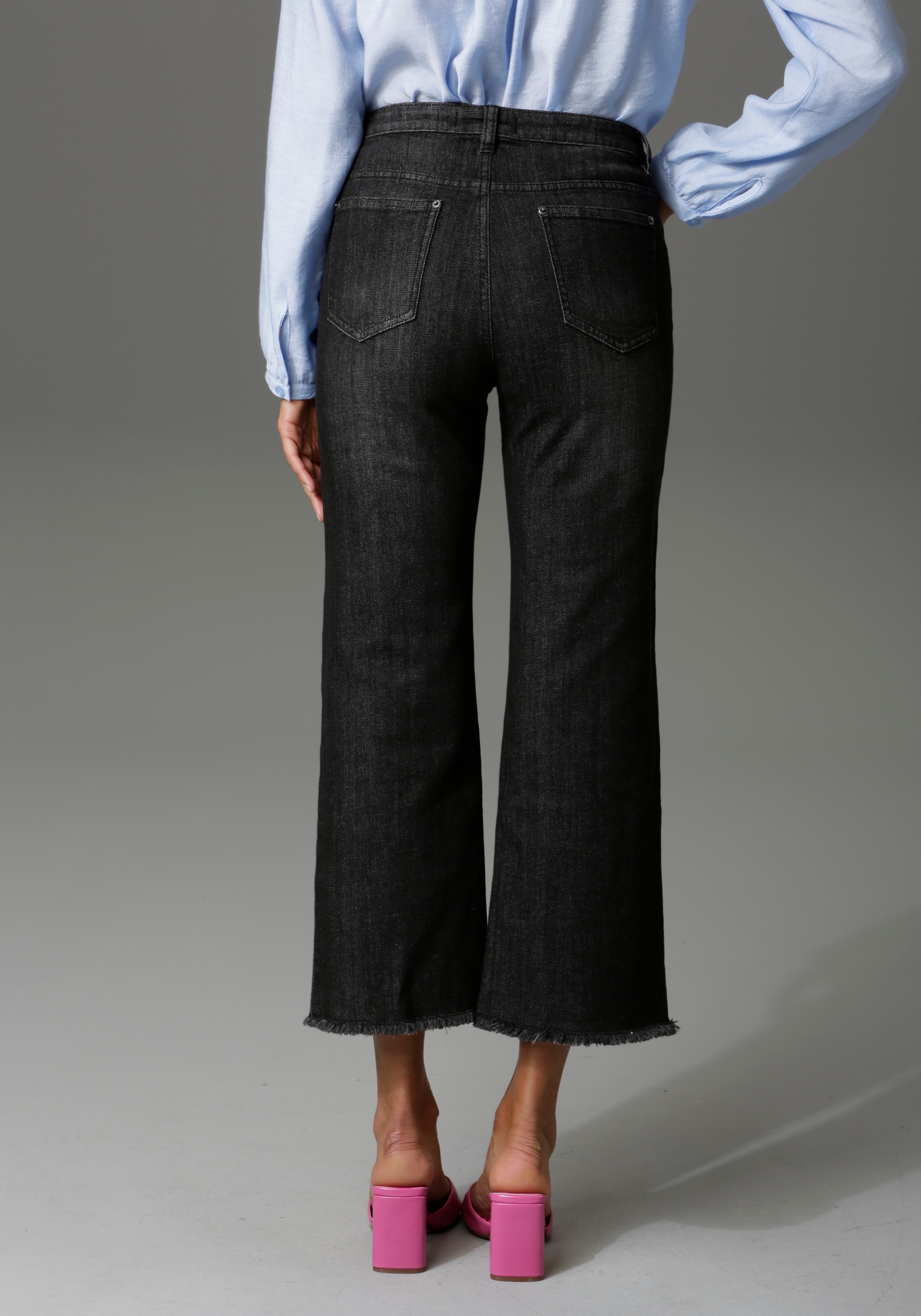 CASUAL ausgefranstem leicht Aniston auf 7/8-Jeans, versandkostenfrei mit Beinabschluss