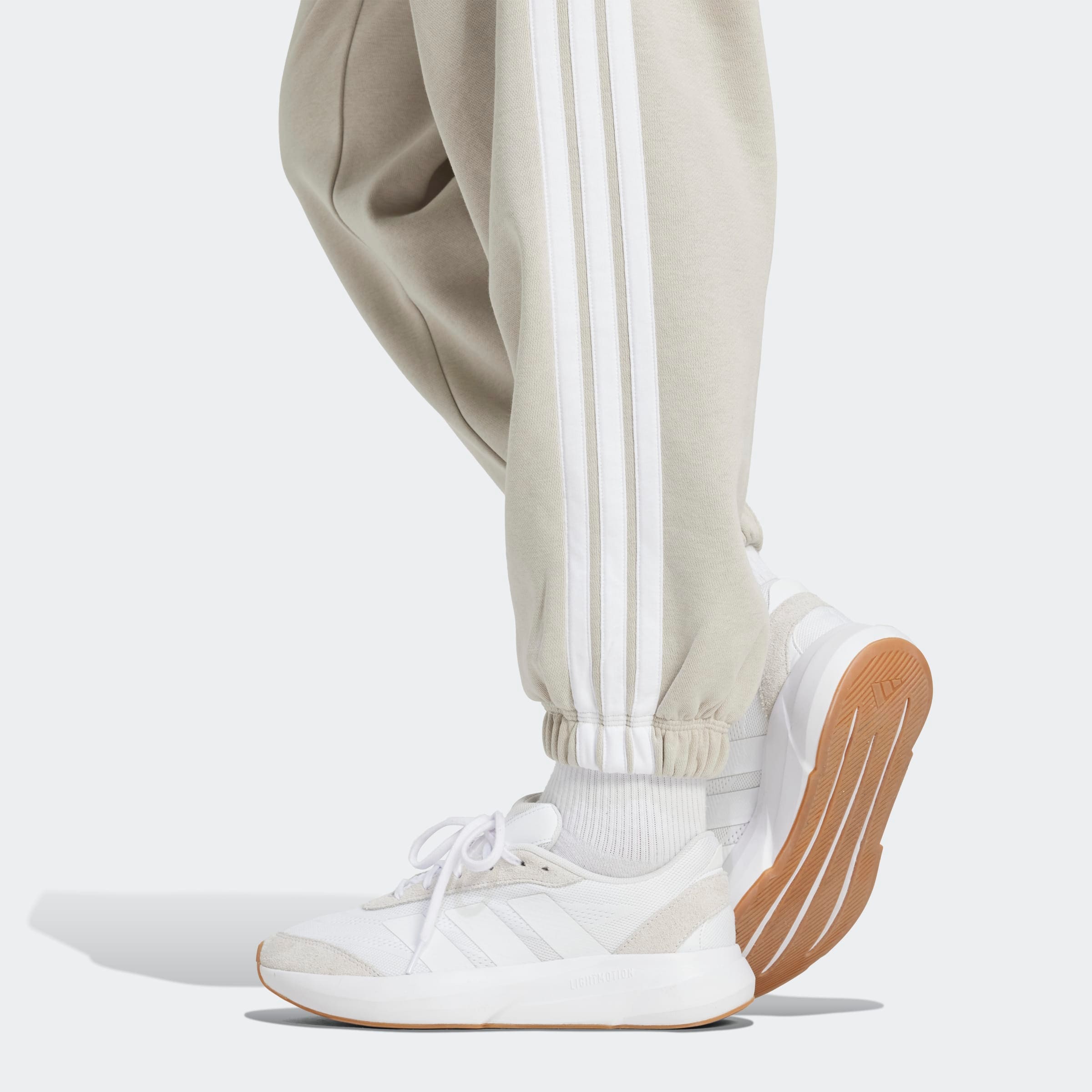 adidas Sportswear Pantalon de sport »ESSENTIALS 3-STREIFEN LOOSE-FIT«  coupe ample, jambes fuselées