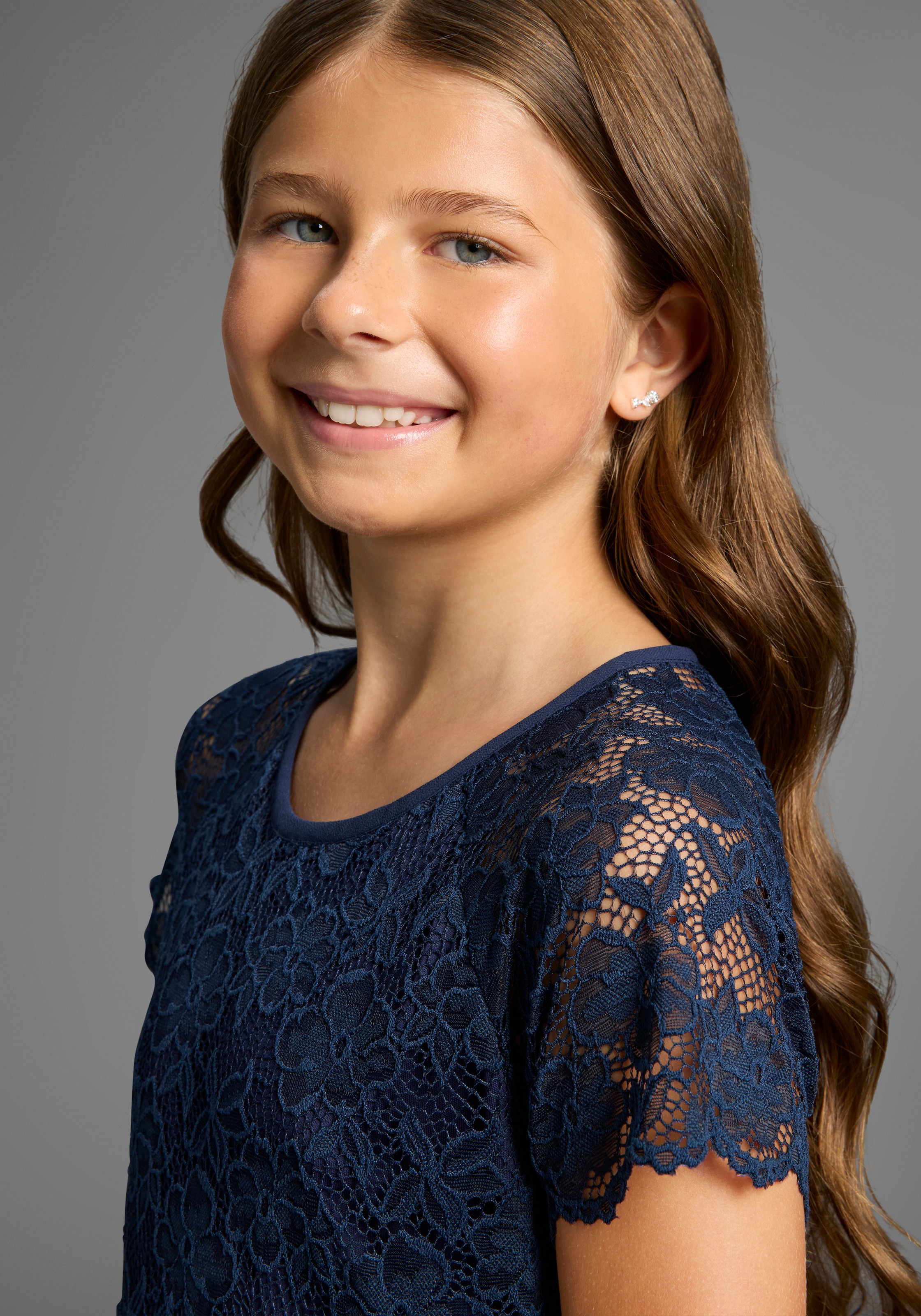 KIDSWORLD Robe en jersey »Festliches Kleid mit Spitze« Robe élégante avec dentelle et chiffon