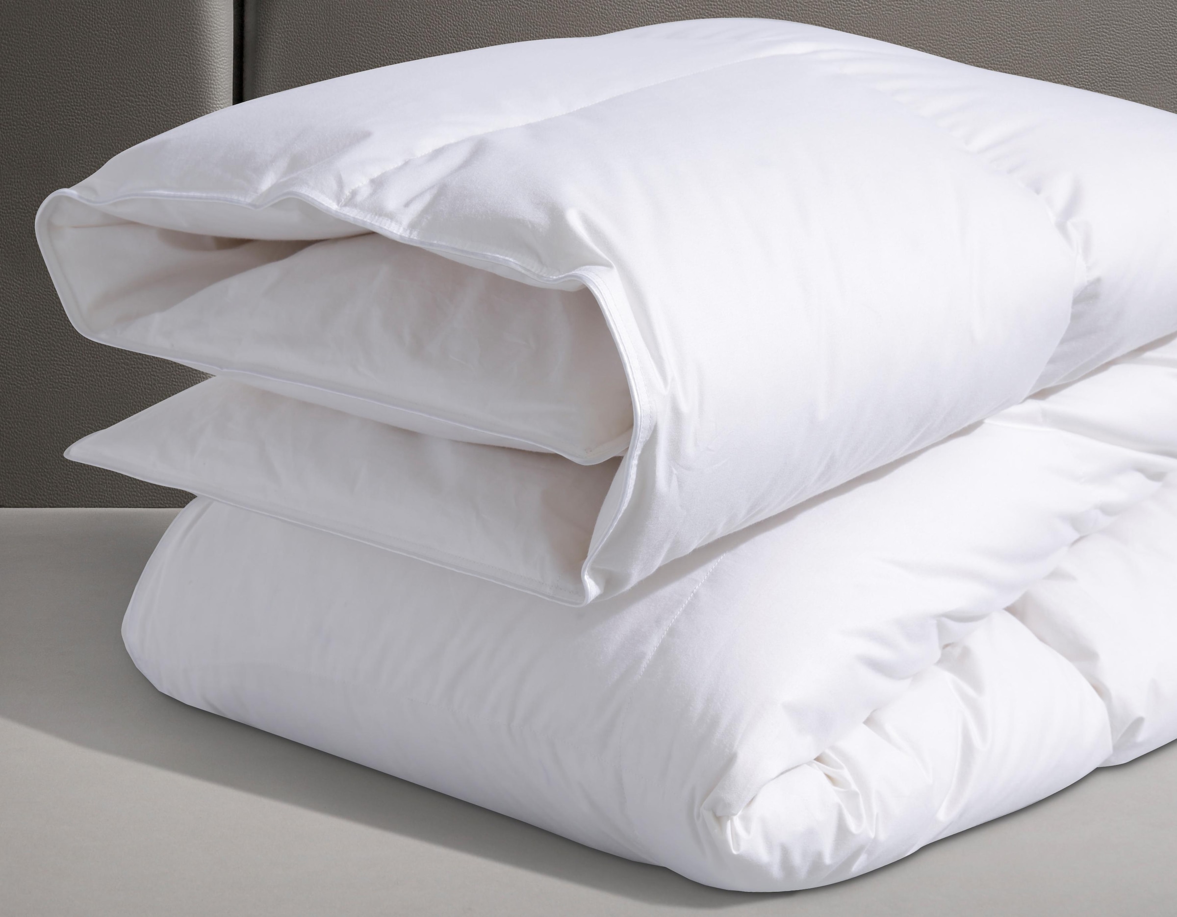 Haeussling Daunenbettdecke »Swiss Royal, Bettdecken für Sommer und Winter, Ganzjahresdecke, Decke«, warm, Füllung 90% Daunen, 10% Federn, Bezug 100% Baumwolle, (1 St.), Bettdecke 135x200 cm, 155x220 cm & weitere Grössen, Made in Germany