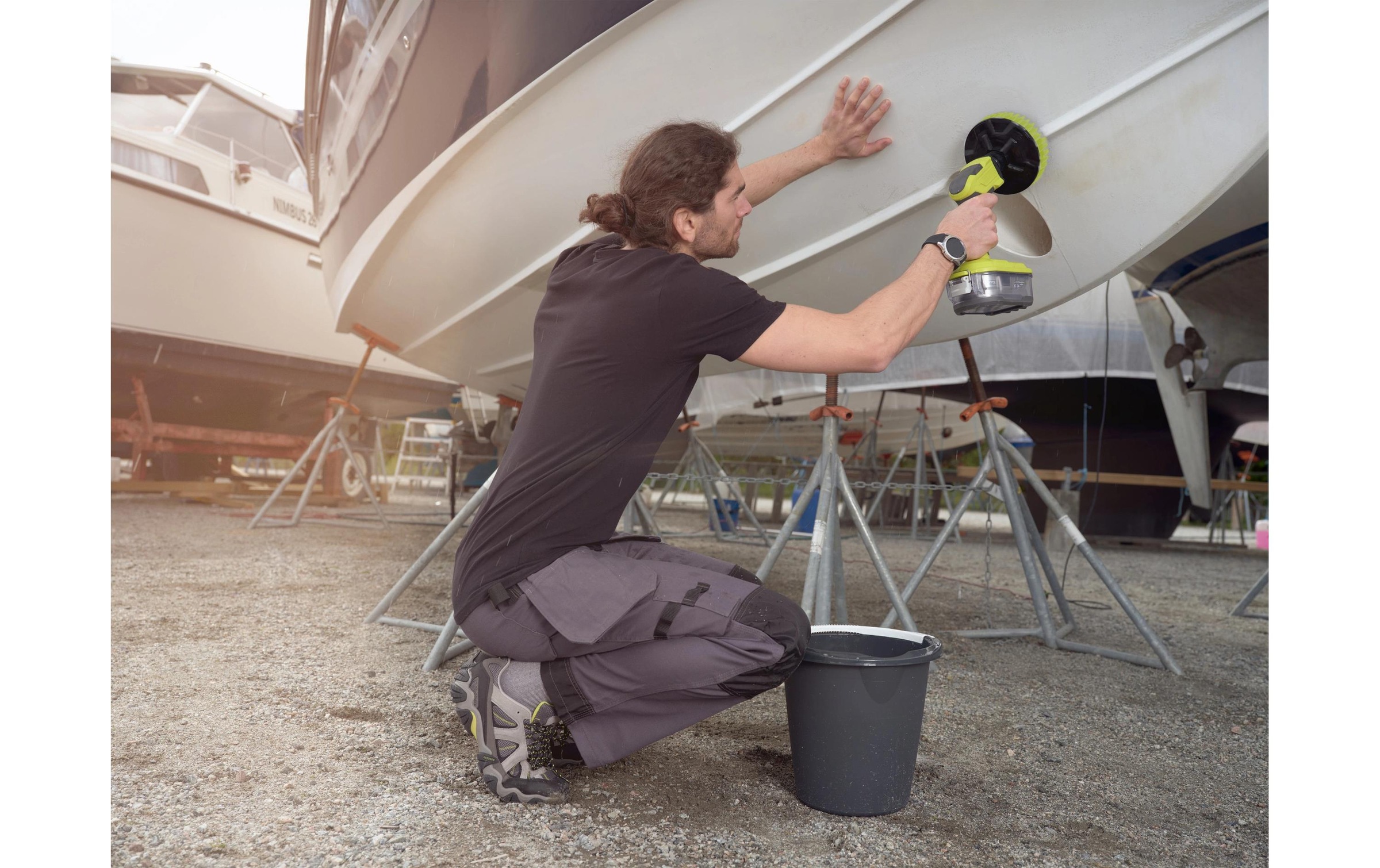 RYOBI Akku-Oberflächenbürste »RYOBI R18CPS-0« Kompakte rotierende Bürste für mühelose Reinigung