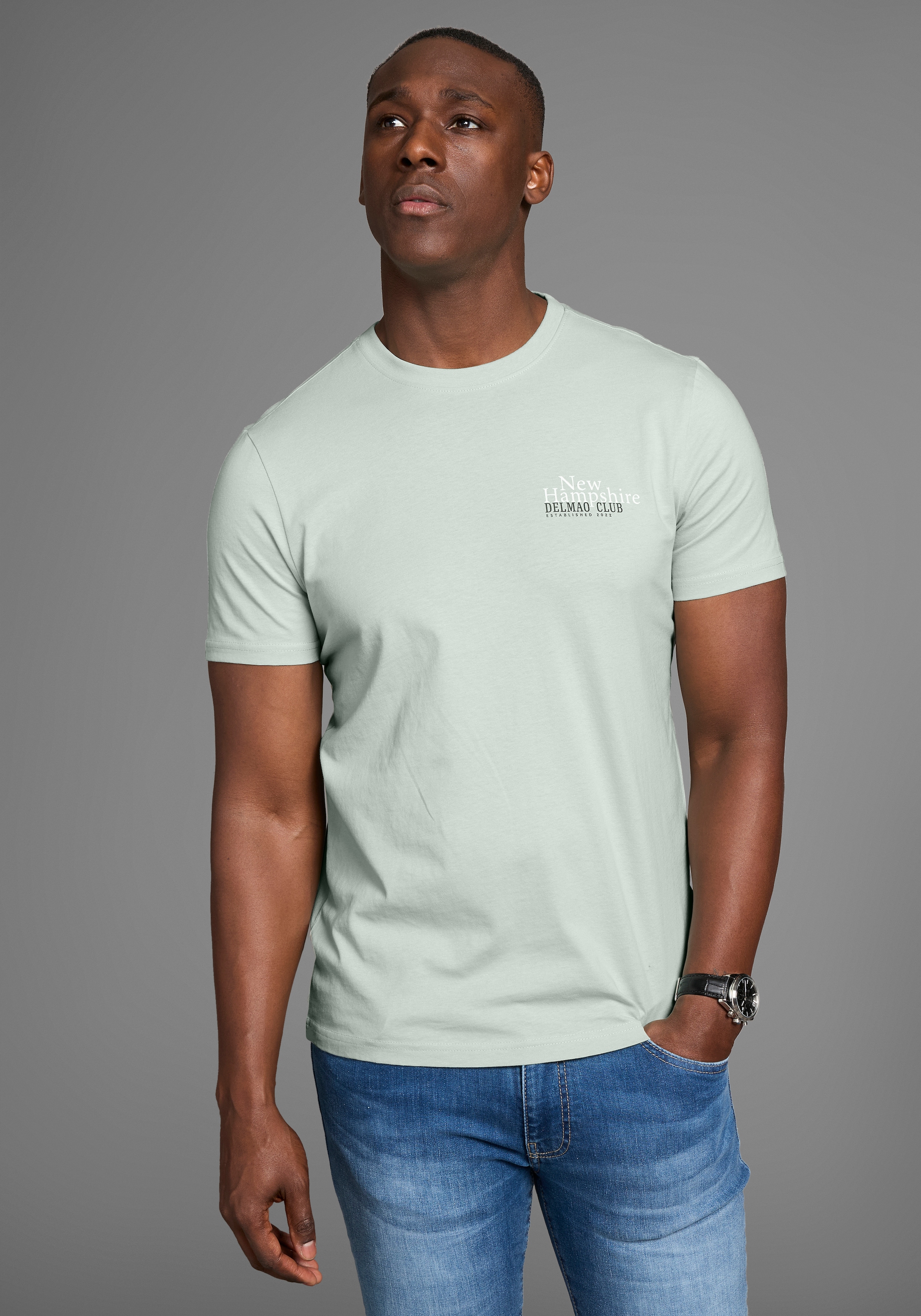 Image of DELMAO T-Shirt mit dezentem Logo-Schriftzug im Club-Design