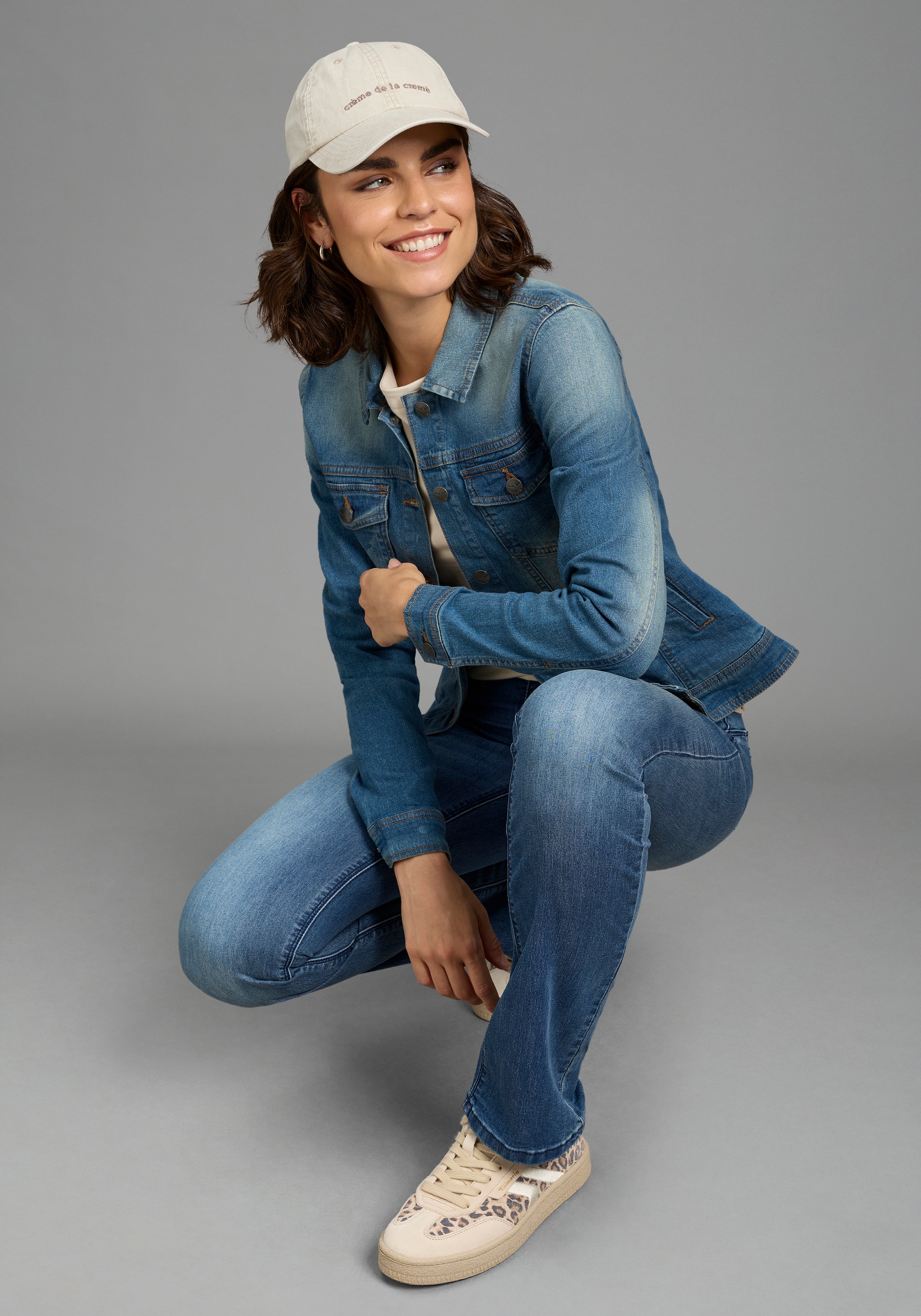 Arizona Jeansjacke aus Baumwollmischung,  figurbetont,  kurz geschnitten