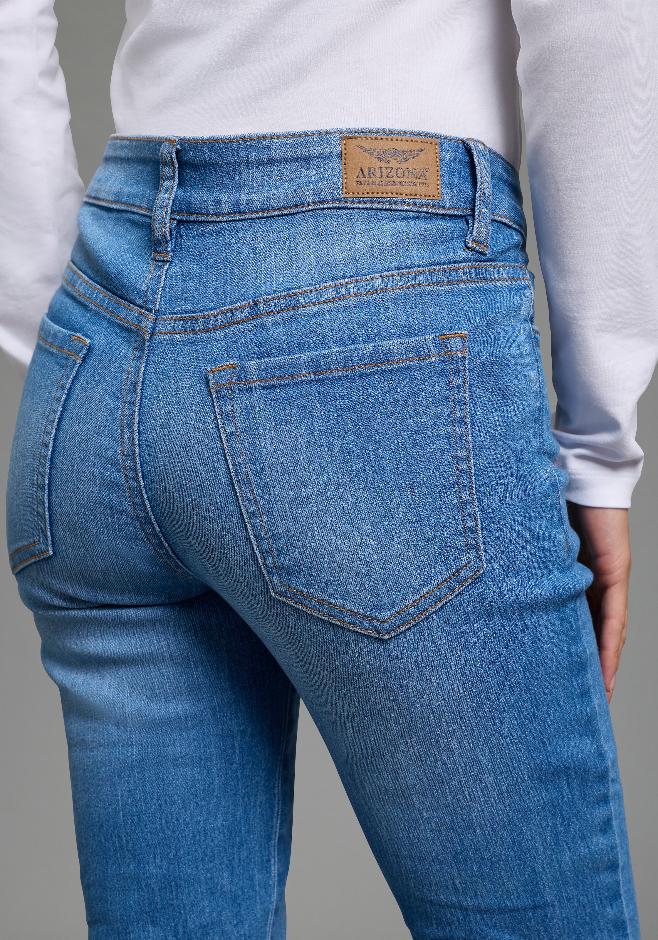 Arizona Bootcut-Jeans »Baby-Boot« Bootcut-Stil, figurbetonte Passform, mit Used-Effekten