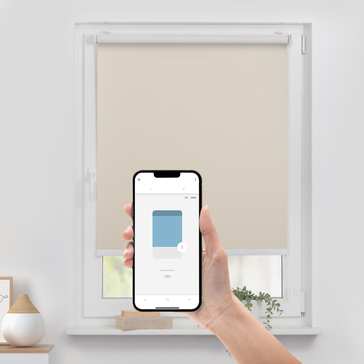 LICHTBLICK ORIGINAL Rollo »Klemmfix, ohne Bohren«, verdunkelnd, Blendschutz-Sichtschutz-Verdunkelung, mit Bohren/ohne Bohren, freihängend, Steuerbar mit Bluetooth-App, integrierter Elektromotor und Akku