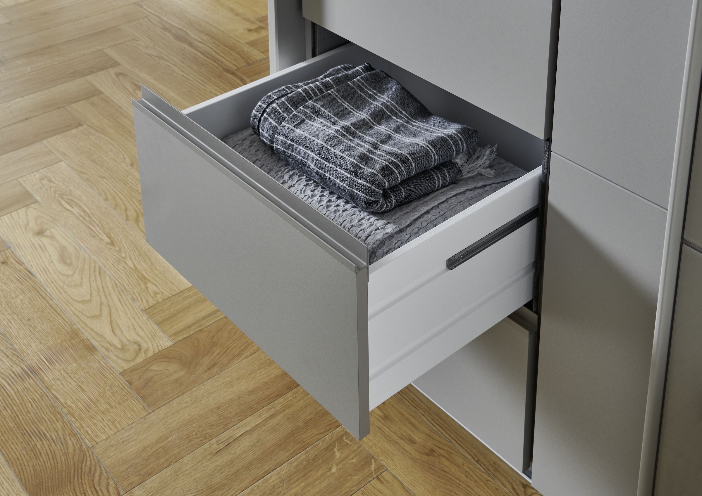 Wimex Armoire à portes coulissantes »Bali in den Breiten 225cm & 270cm, Kleiderschrank mit Glaselement« Schrank mit 3 Türen, in den Farben: grafit oder saharagrau erhältlich